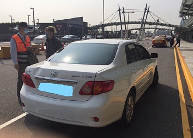 為堵住防疫破口，中區監理所與警方組成聯合稽查小組，取締白牌車。（翻攝畫面）