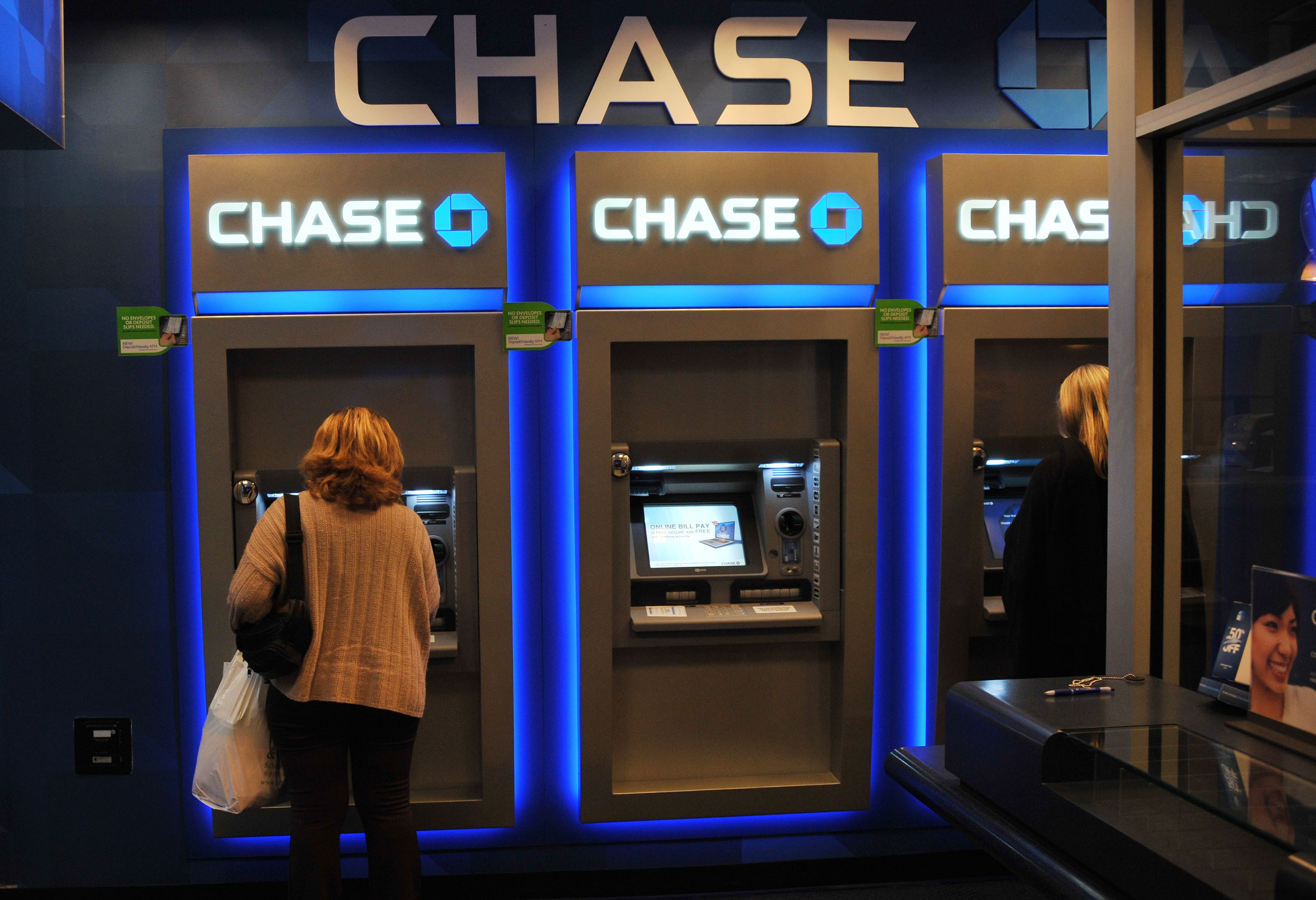 摩根大通身為最大的石化業投資金主，內部外洩的報告指出，氣候危機已對人類存亡造成威脅。圖為摩根大通紐約分行外觀。（東方IC）