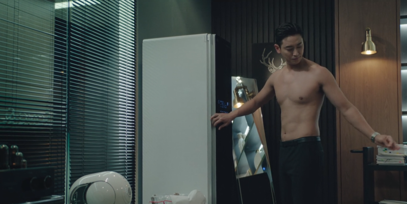 朱智勛秀出37歲的身材。(Netflix提供)