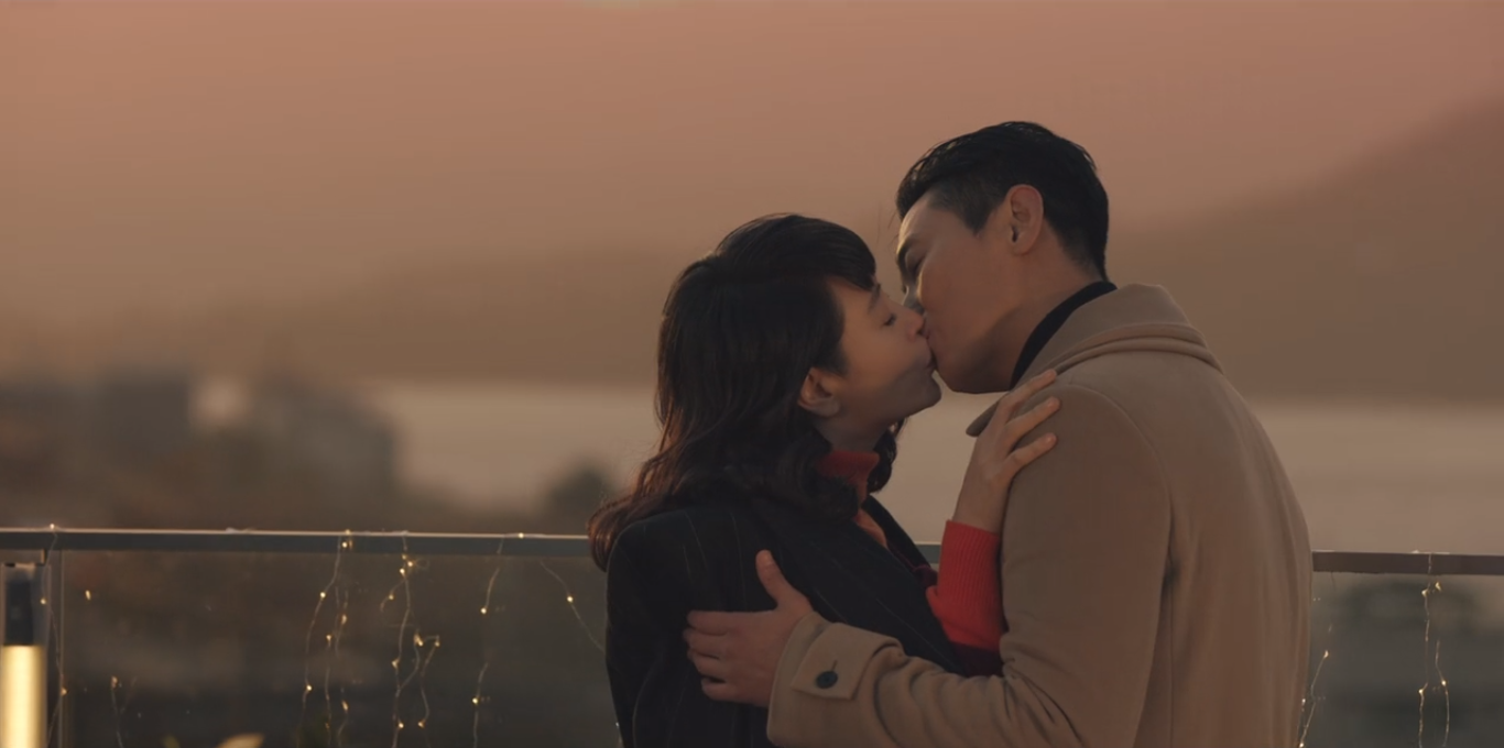 金憓秀與朱智勛在《Hyena：富豪辯護人》就接吻了。（Netflix提供）