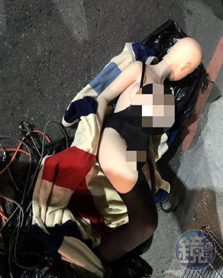情趣娃娃載運時,就像「人」趴在機車騎士背後。(讀者提供)