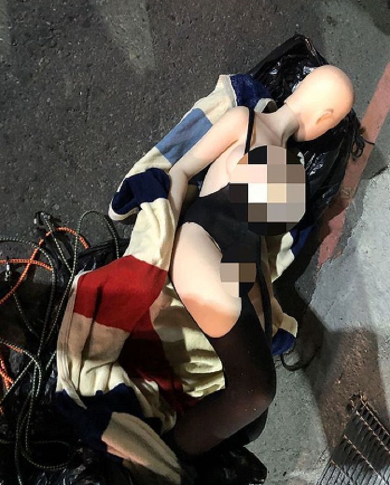 情趣娃娃載運時，就像「人」趴在機車騎士背後。（讀者提供）