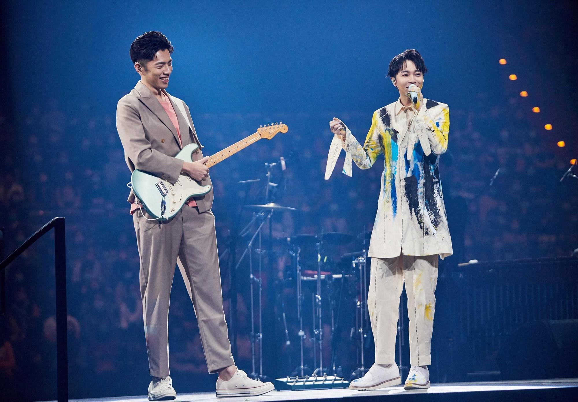  吳青峰演唱會，邀來當年所寫的第一首創作〈窺〉，一起編曲的高中同學王希文同台。（環球提供）