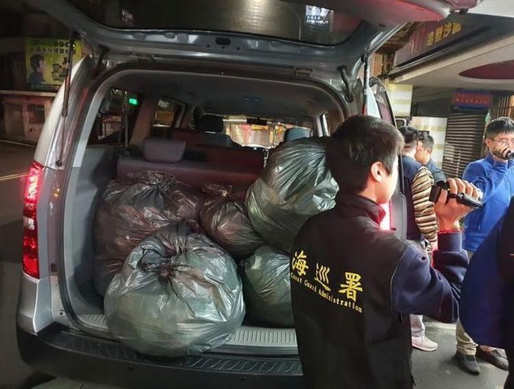 海巡署在汐止查獲不肖業者用防塵口罩冒充N95發災難財。(圖|翻攝畫面)