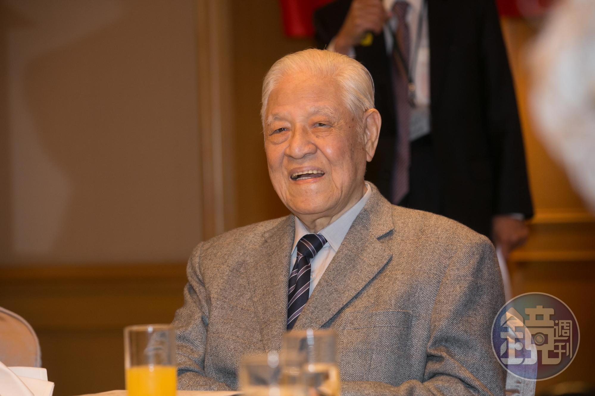 高齡97歲的前總統李登輝日前喝牛奶嗆到送醫，主治醫師表示院方對其病情下封口令。