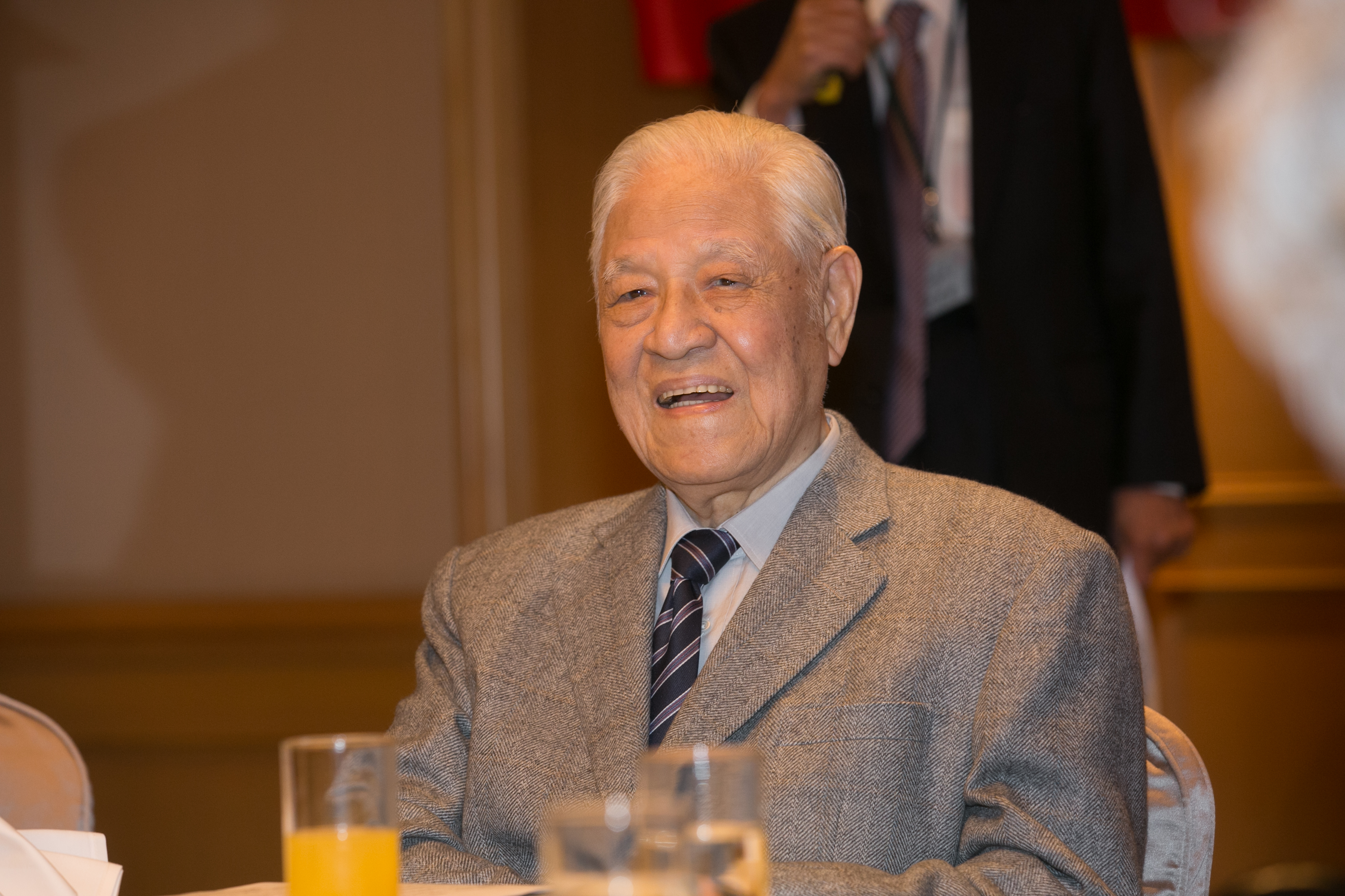 高齡97歲的前總統李登輝日前喝牛奶嗆到送醫，主治醫師表示院方對其病情下封口令。