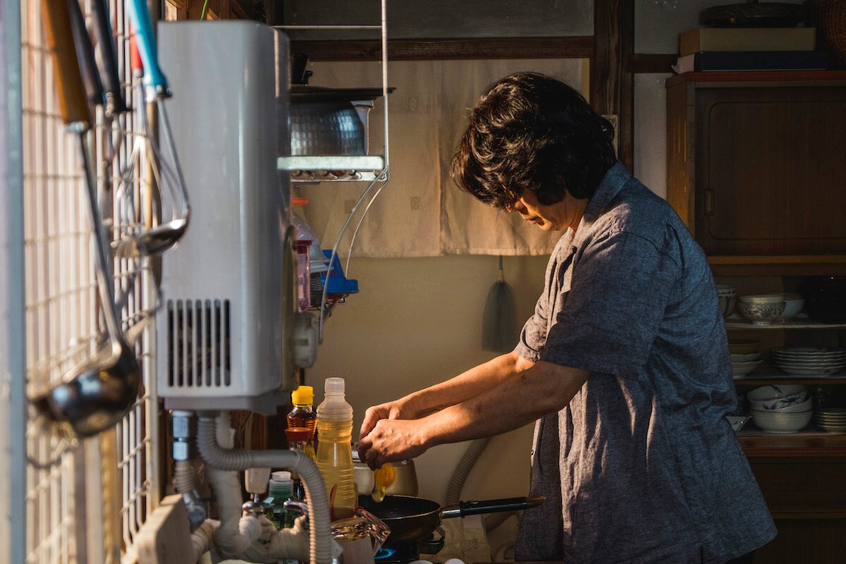 永瀨正敏在片中經常為家人下廚準備美味的料理。（威視）
