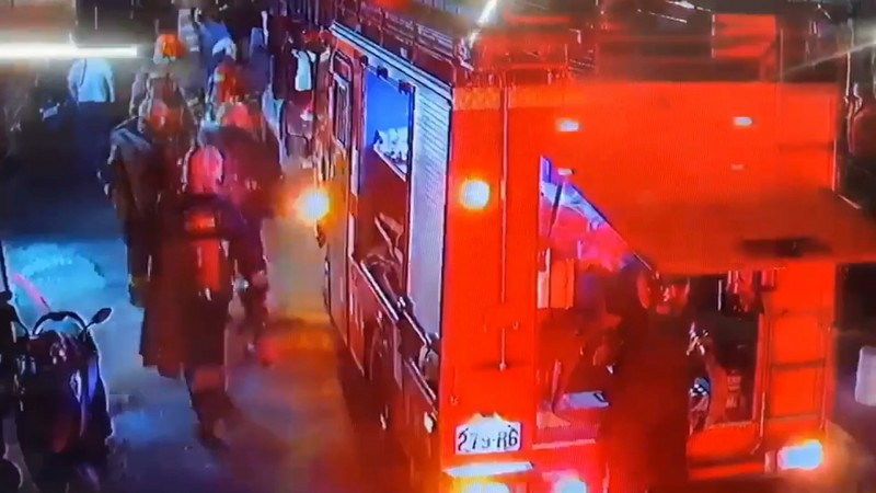 消防人員趕抵連城路準備救火。（翻攝畫面）