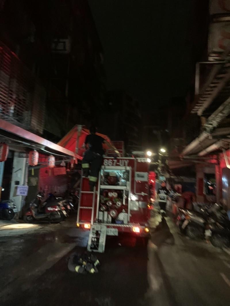 消防人員趕抵時，起火戶已經全面燃燒。（翻攝畫面）