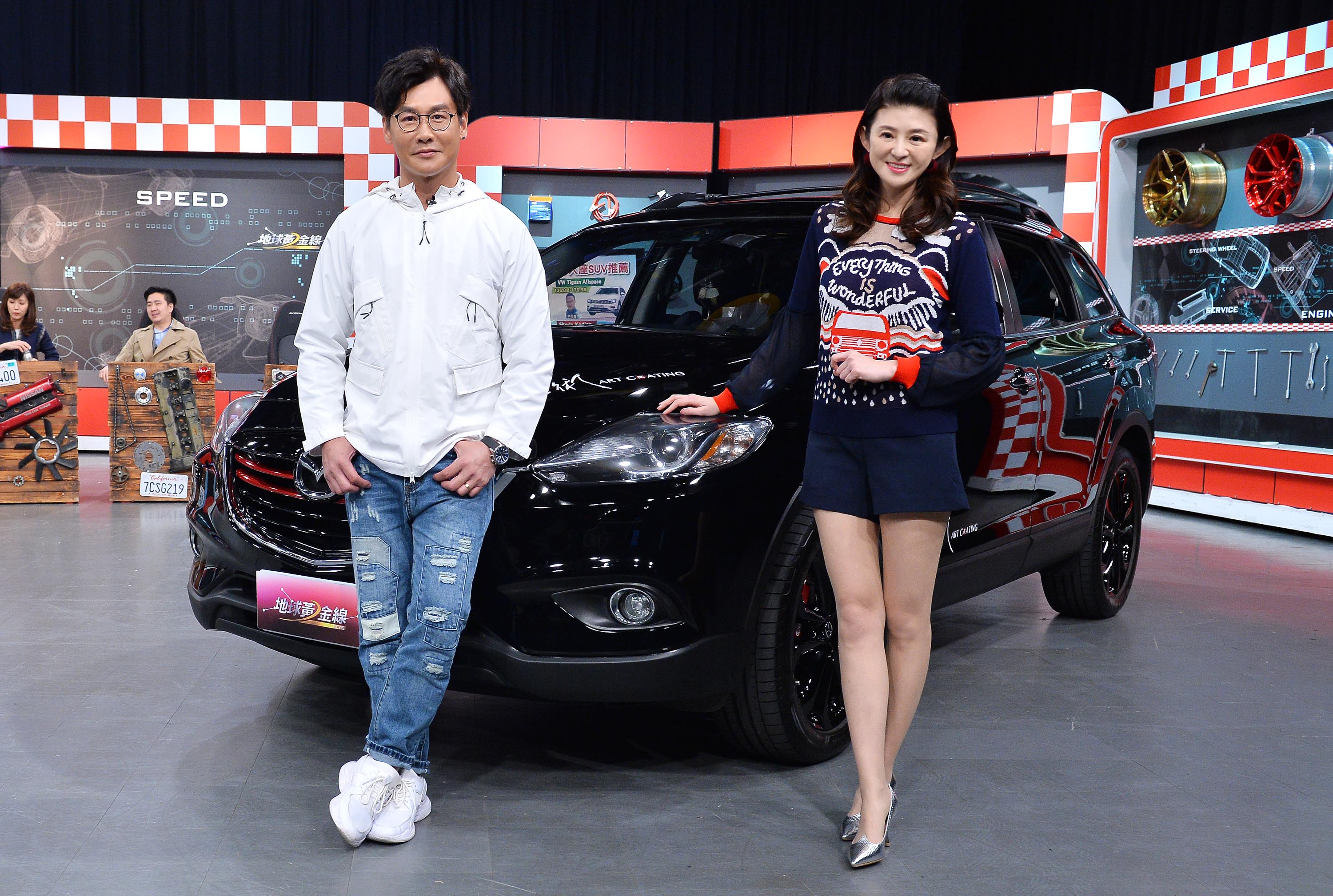 沈世朋參加TVBS《地球黃金線》節目，與主持人蘇宗怡分享自己原本是位愛改車的飄撇男子。（TVBS提供）