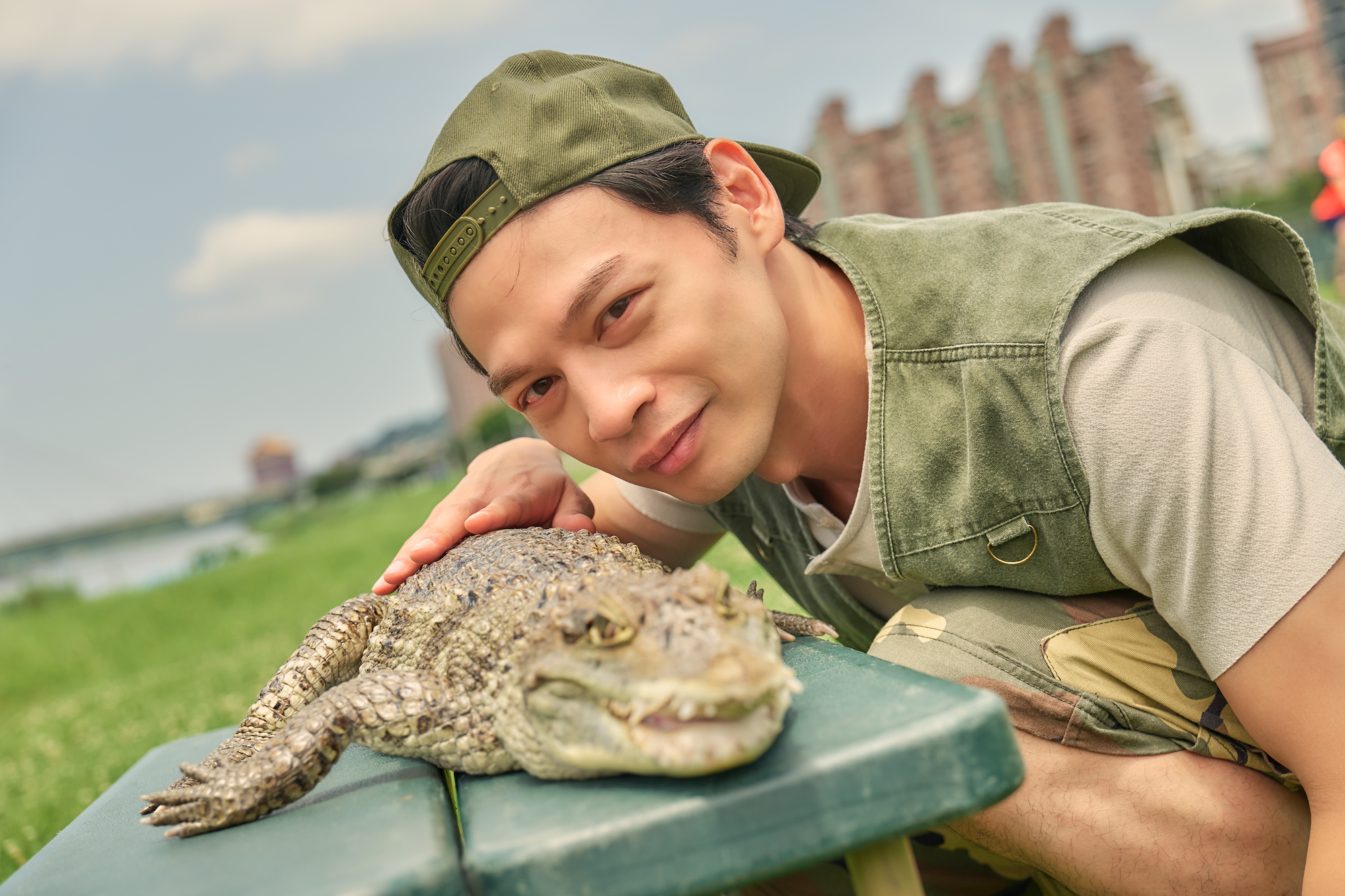 阿KEN將以往出外景與鱷魚相處經歷寫在劇本裡，克服恐懼與鱷魚玩親親。（藝起娛樂提供）