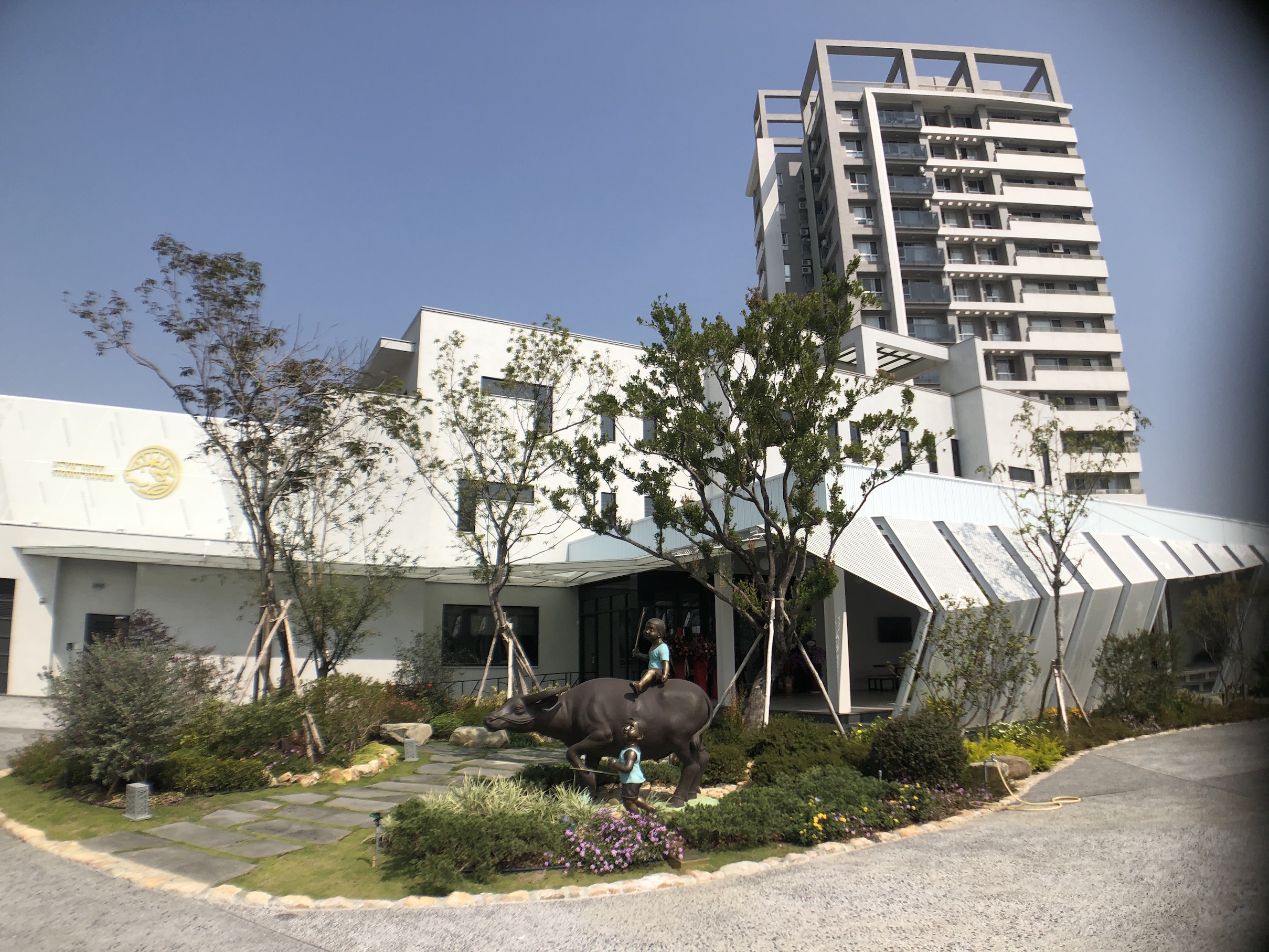 歷時3年建成的「阿裕牛肉」二店，占地廣闊，如休憩園區。