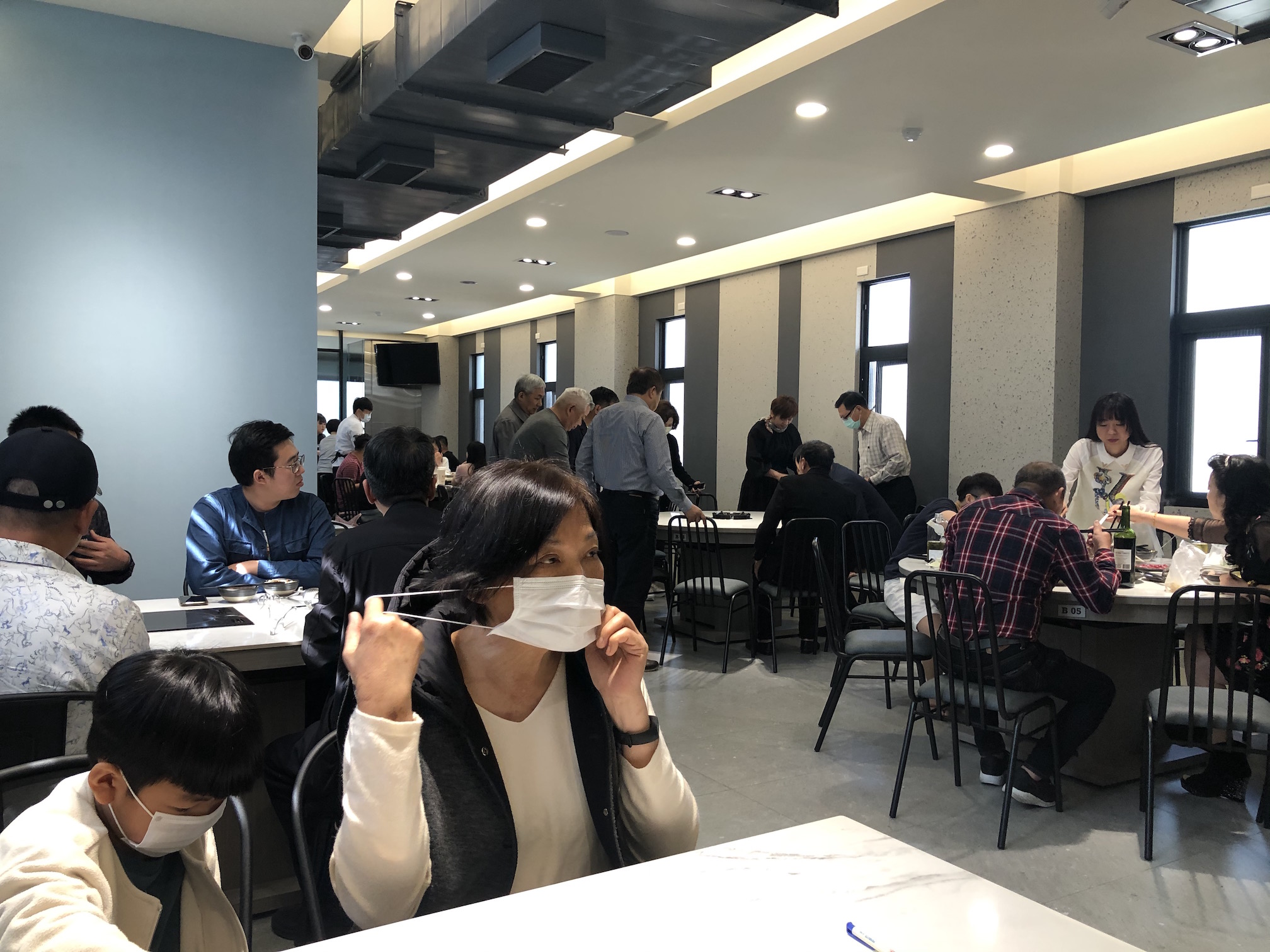 新店的空間明亮乾淨，二樓有較大的圓桌可供多人聚餐。
