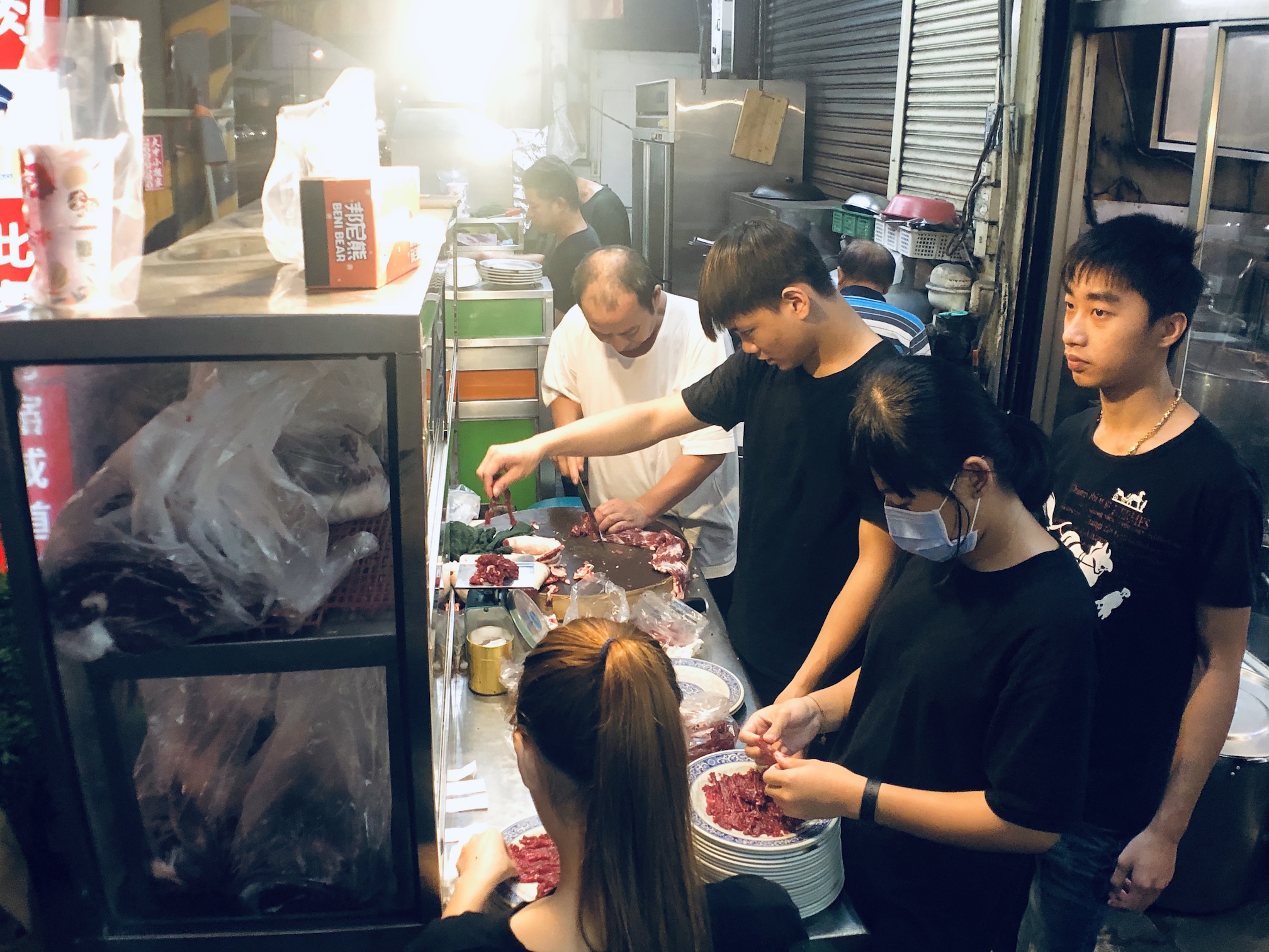 過去27年來，沈大裕都坐鎮店頭切肉，一面訓練新生代師傅。