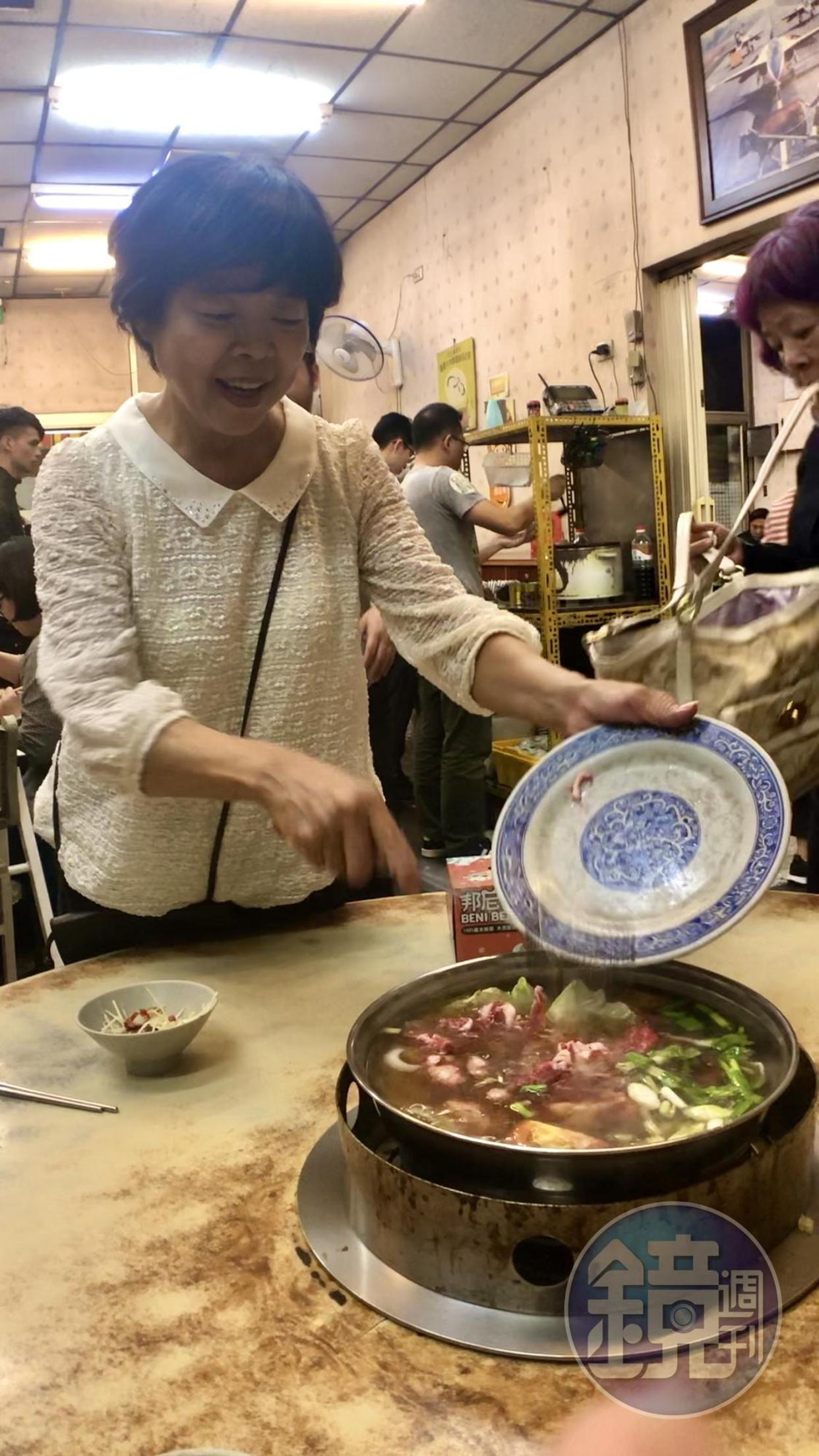 老闆娘丁美麗無論再忙，也總是笑容可掬。