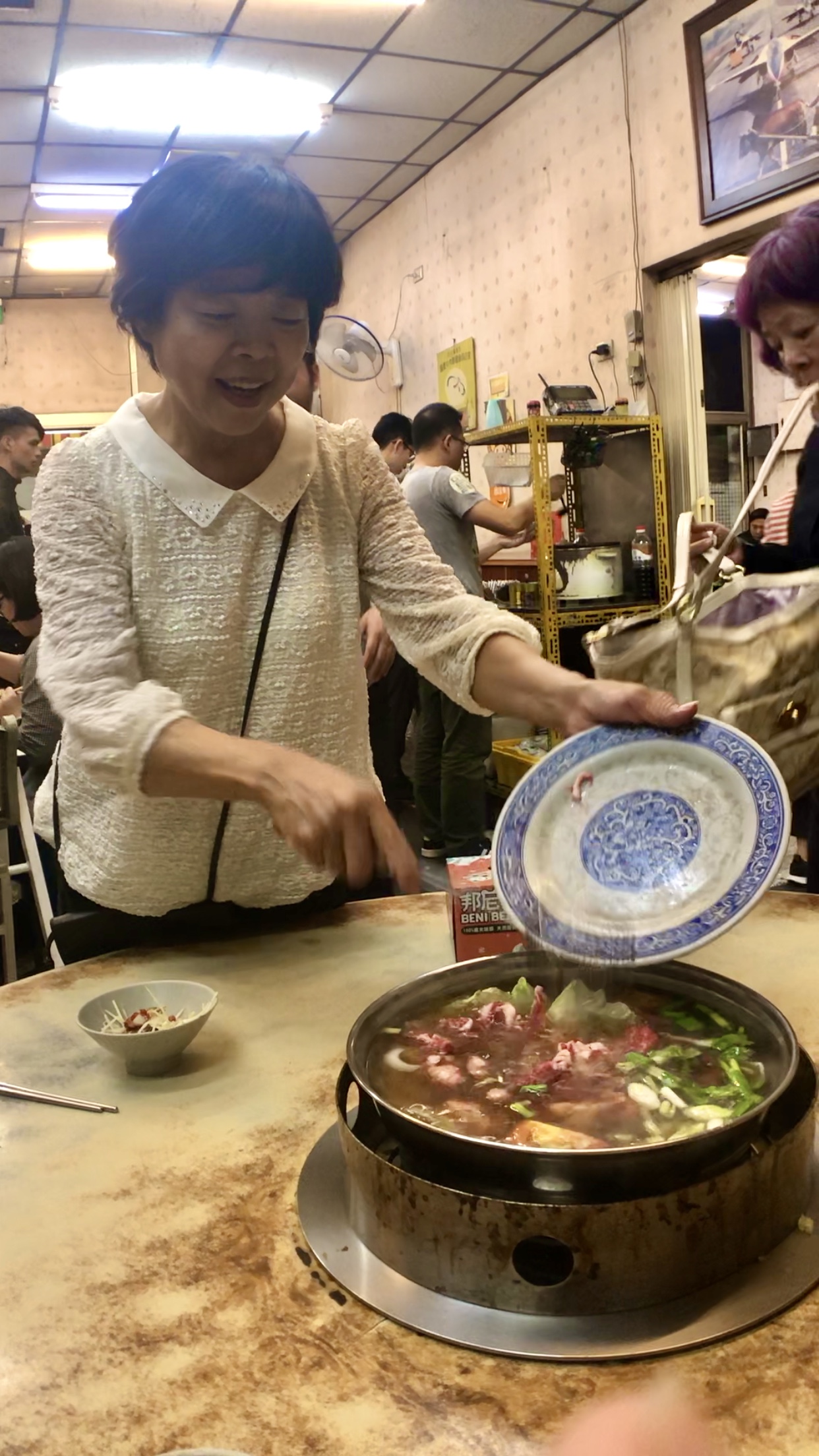 老闆娘丁美麗無論再忙，也總是笑容可掬。