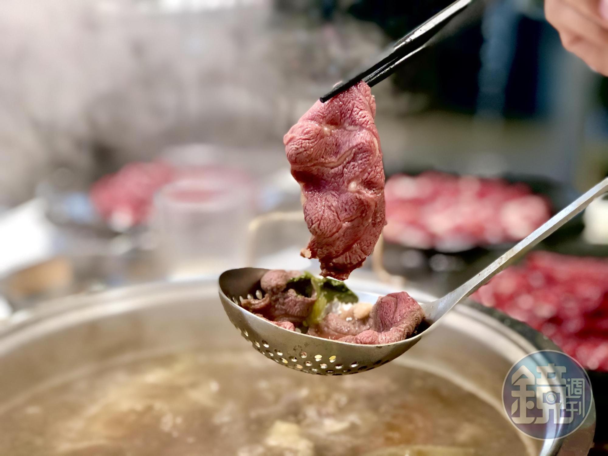 阿裕牛肉涮到微粉紅就得離鍋。