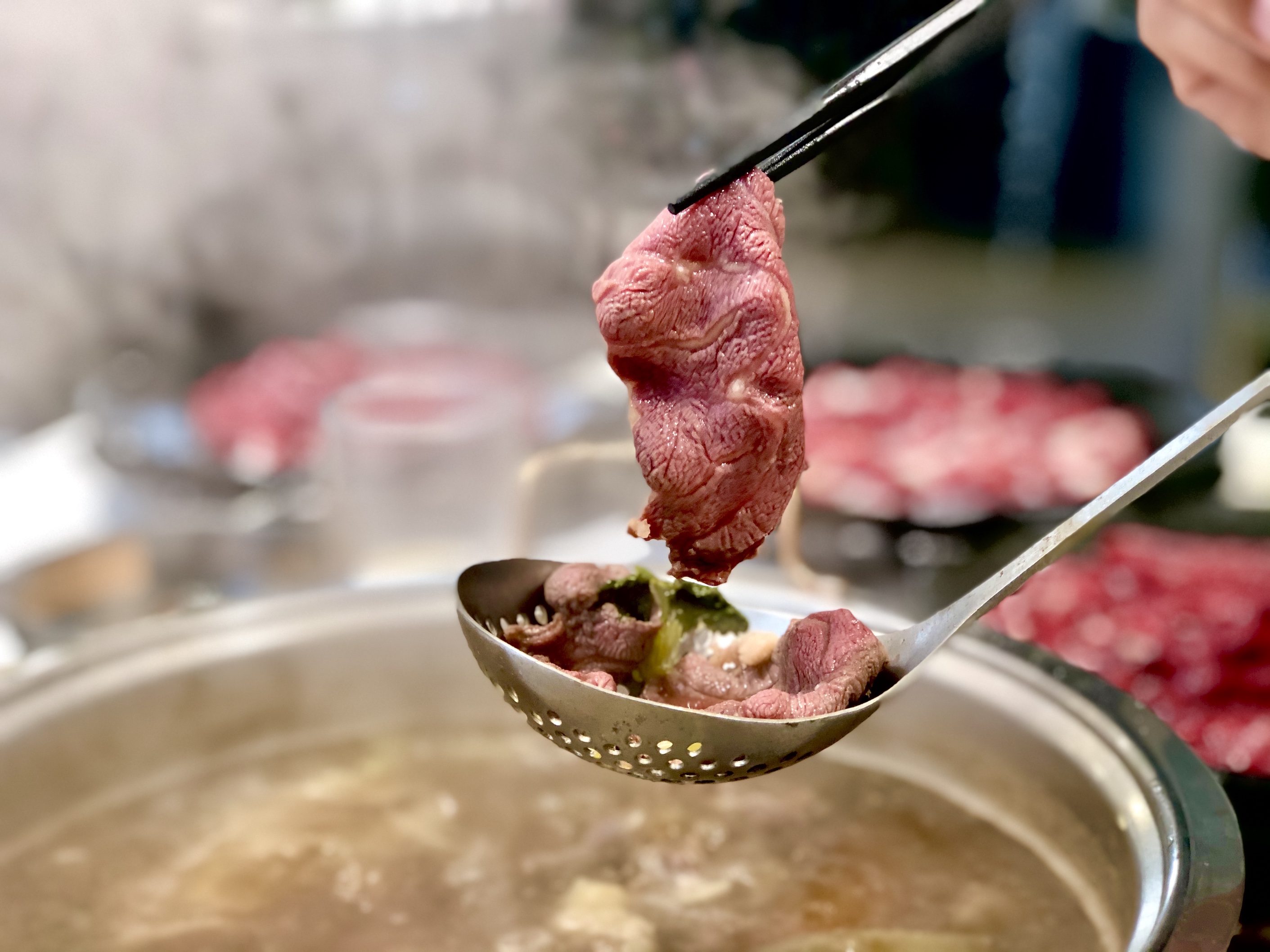 阿裕牛肉涮到微粉紅就得離鍋。
