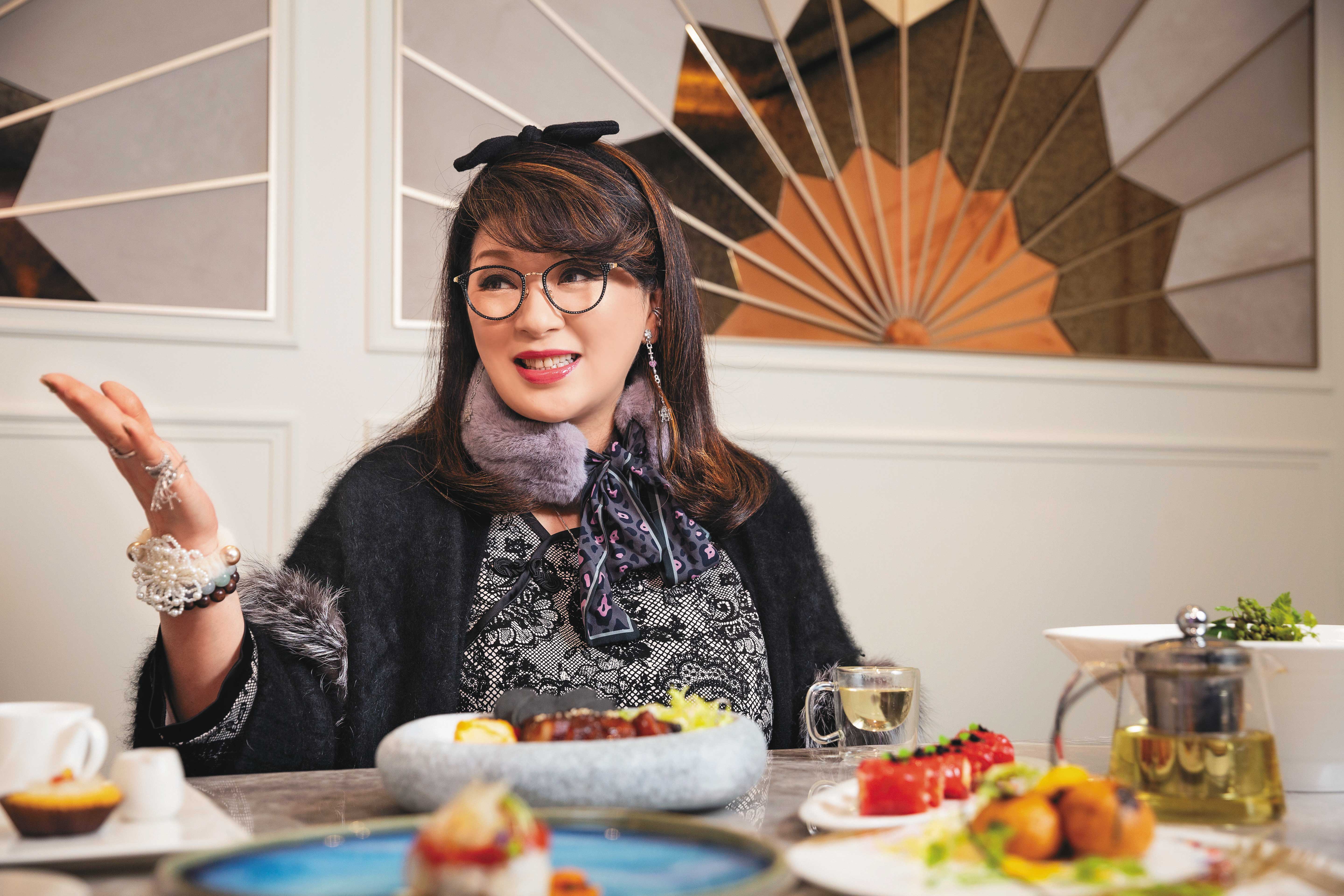 顏瓊姿不甘只當個少奶奶，在台北砸重金開咖啡廳、中餐館。