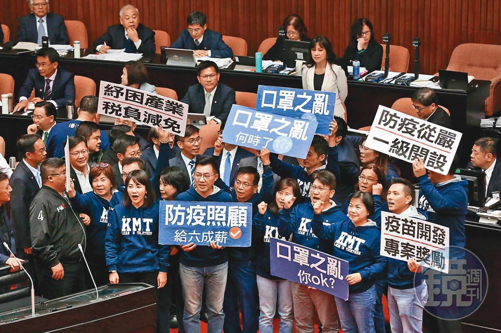與郝龍斌競爭黨魁的江啟臣，獲青壯派力挺，21日與黨籍立委在立法院院會上抗議口罩之亂。