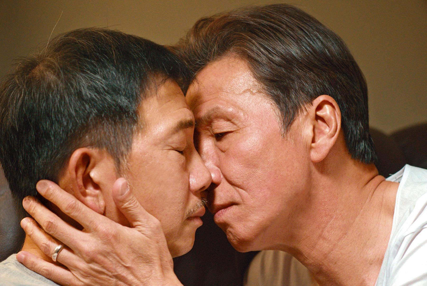 太保與袁富華兩位資深實力派男星,演出老先生之間的溫存親熱,給觀眾的感動大於震撼。(采昌提供)
