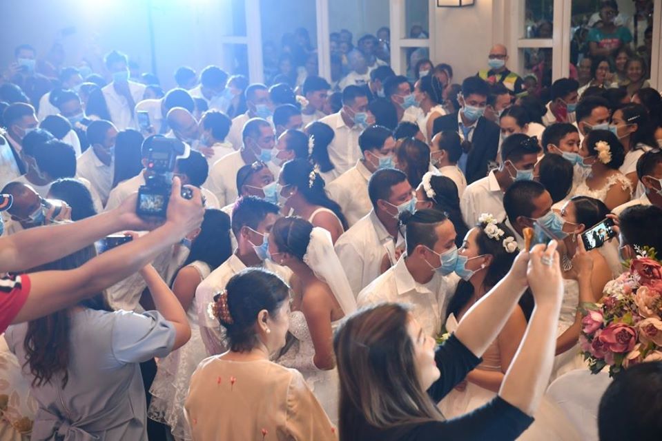 菲律賓的巴科羅市上週舉辦聯合婚禮，共有220對新人參加，每位新人都必須戴上口罩。（翻攝臉書Bacolod City PIO）