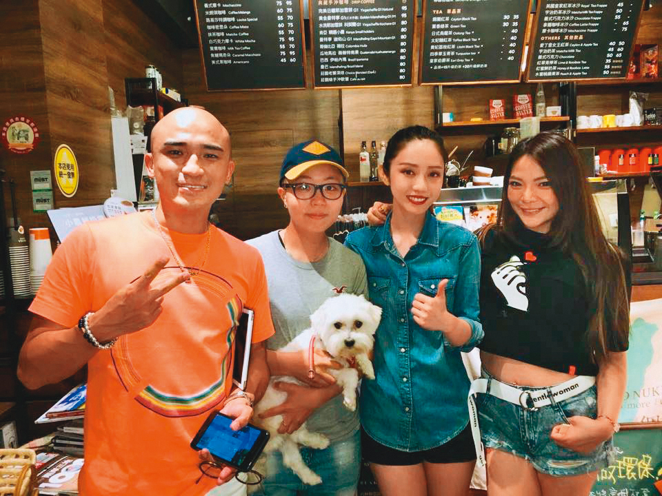 亭恩(右二)多方嘗試演藝路,除了當過舒淇的替身,也做過節目主持。左一為小馬,右一為小甜甜。(翻攝自亭恩臉書)