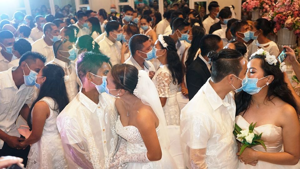 新人隔著口罩接吻互道結婚誓言。（翻攝臉書Bacolod City PIO）