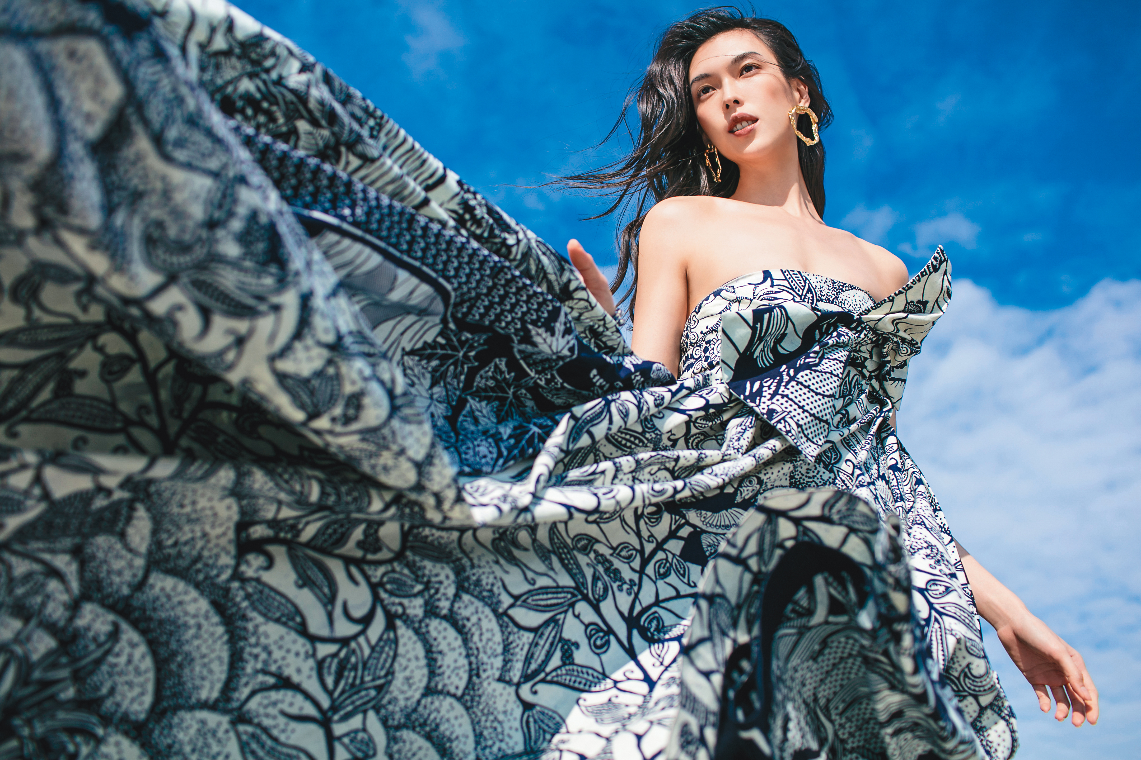 靛藍蠟染法式印花平口長洋裝 NT$220,000 by DIOR J'adior Oblique仿舊釘飾編織手環 NT$21,000 by DIOR Anouck耳環  NT$25,900 by CHLOÉ