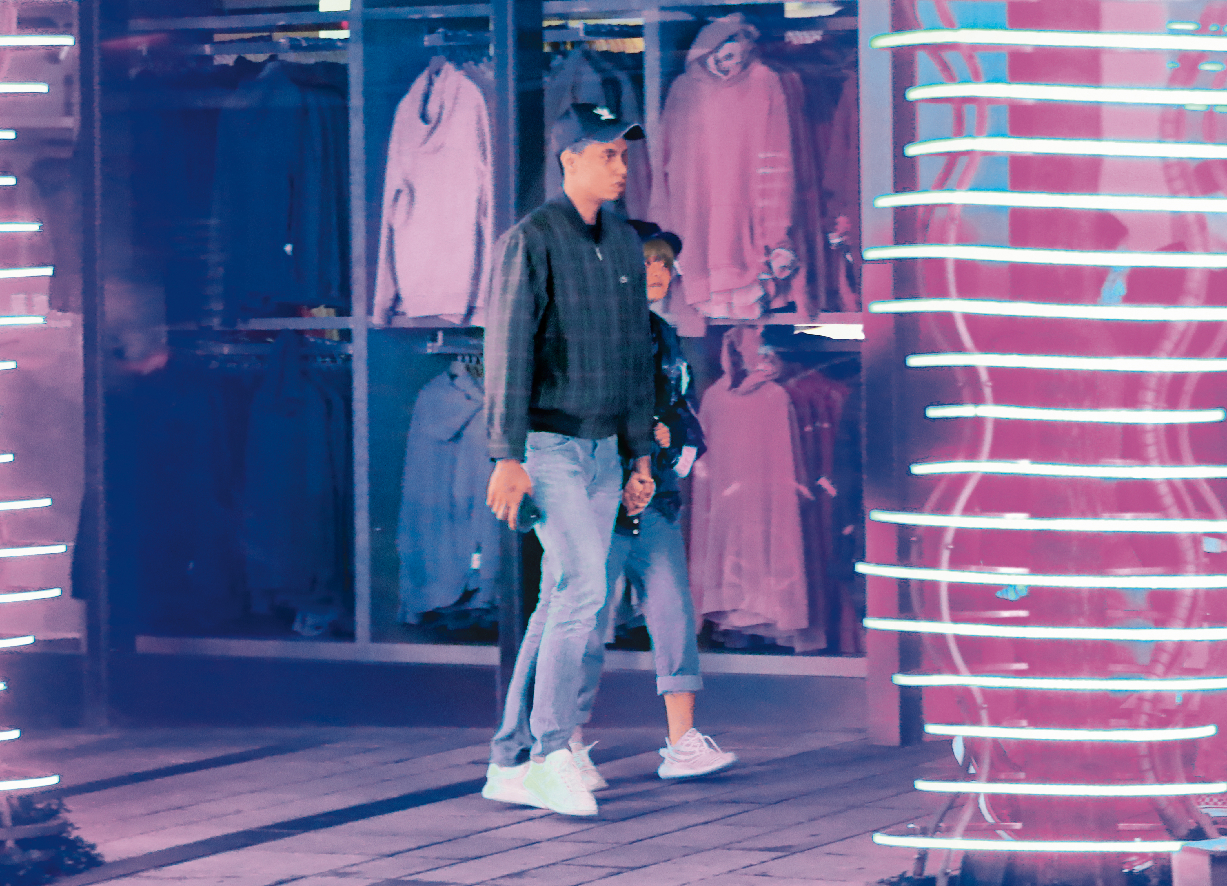 2/17 02：11 兩人牽手去搭計程車，191公分高的李興國和米砂有著逗趣身高差。