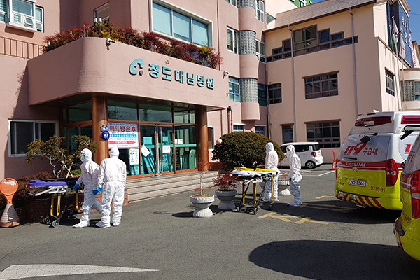 南韓確診數連日呈現爆炸性增長，正式超越鑽石公主號成為中國境外第二大疫區。（翻攝自YONHAP News）