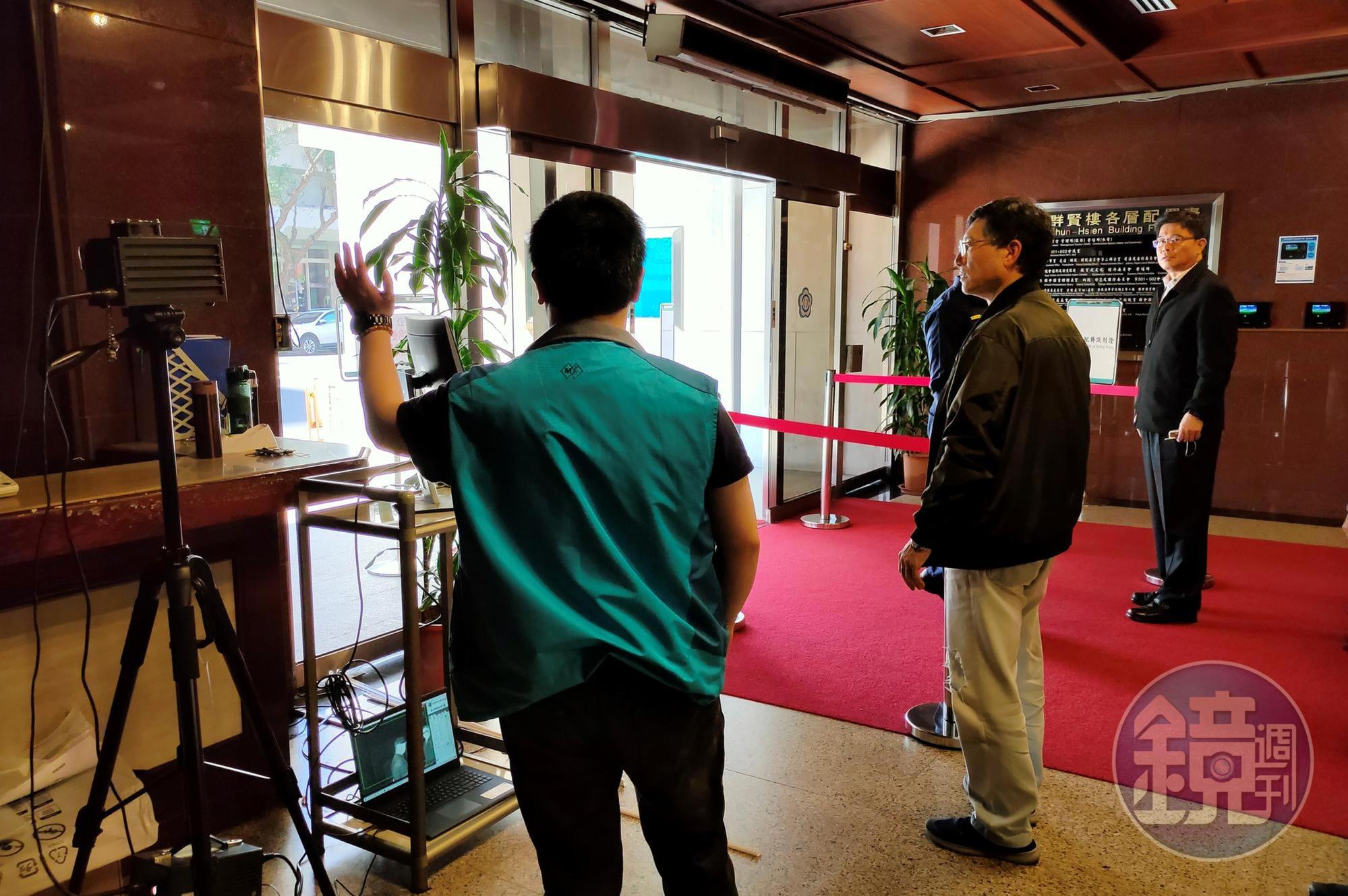 立法院群賢樓入口設置熱顯像儀。