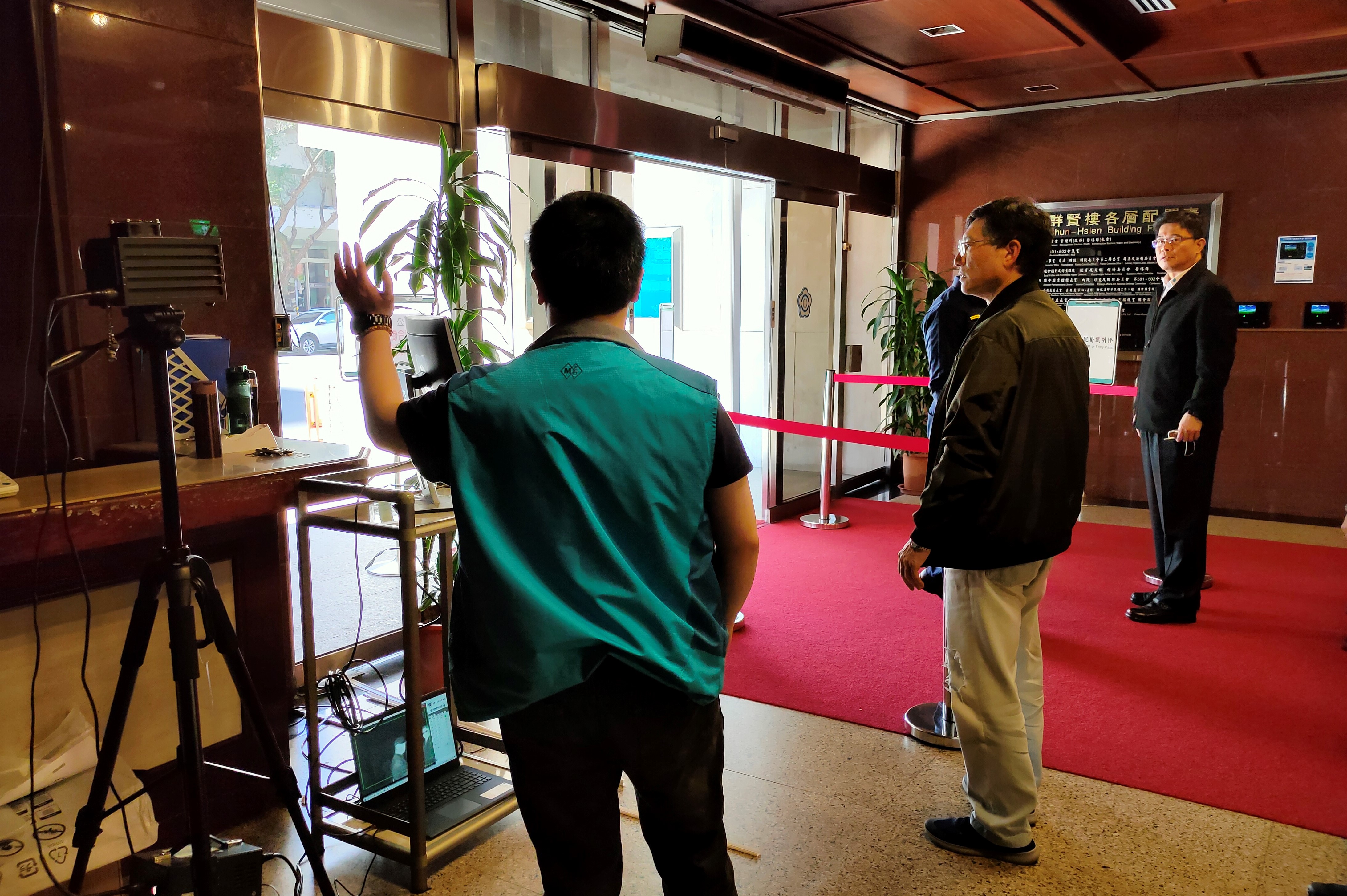 立法院群賢樓入口設置熱顯像儀。
