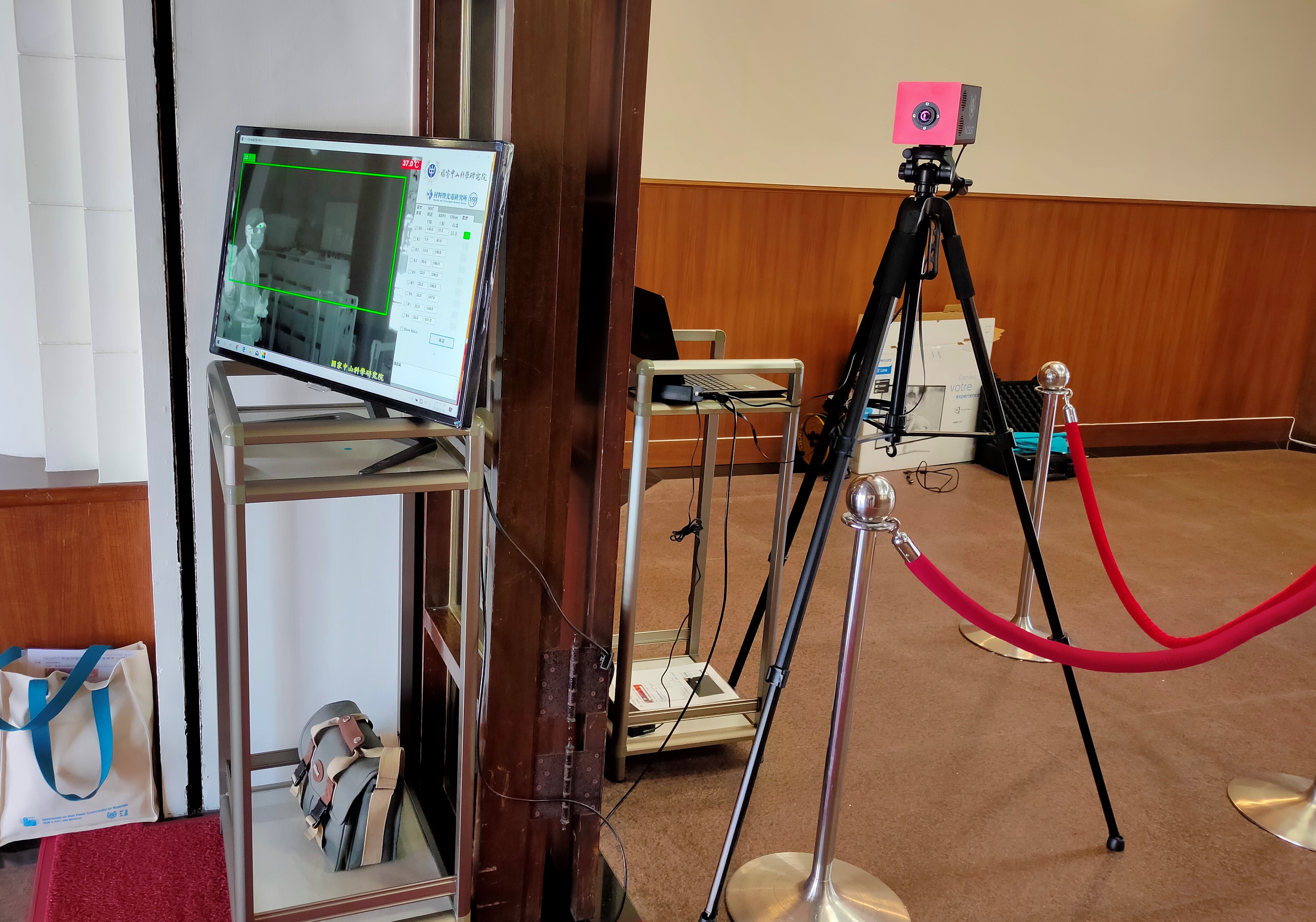 立法院大門口設置的熱顯像儀。