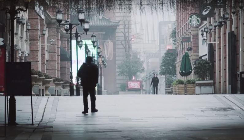 繁榮的武漢因肺炎影響頓時變成鬼城。（翻攝畫面）