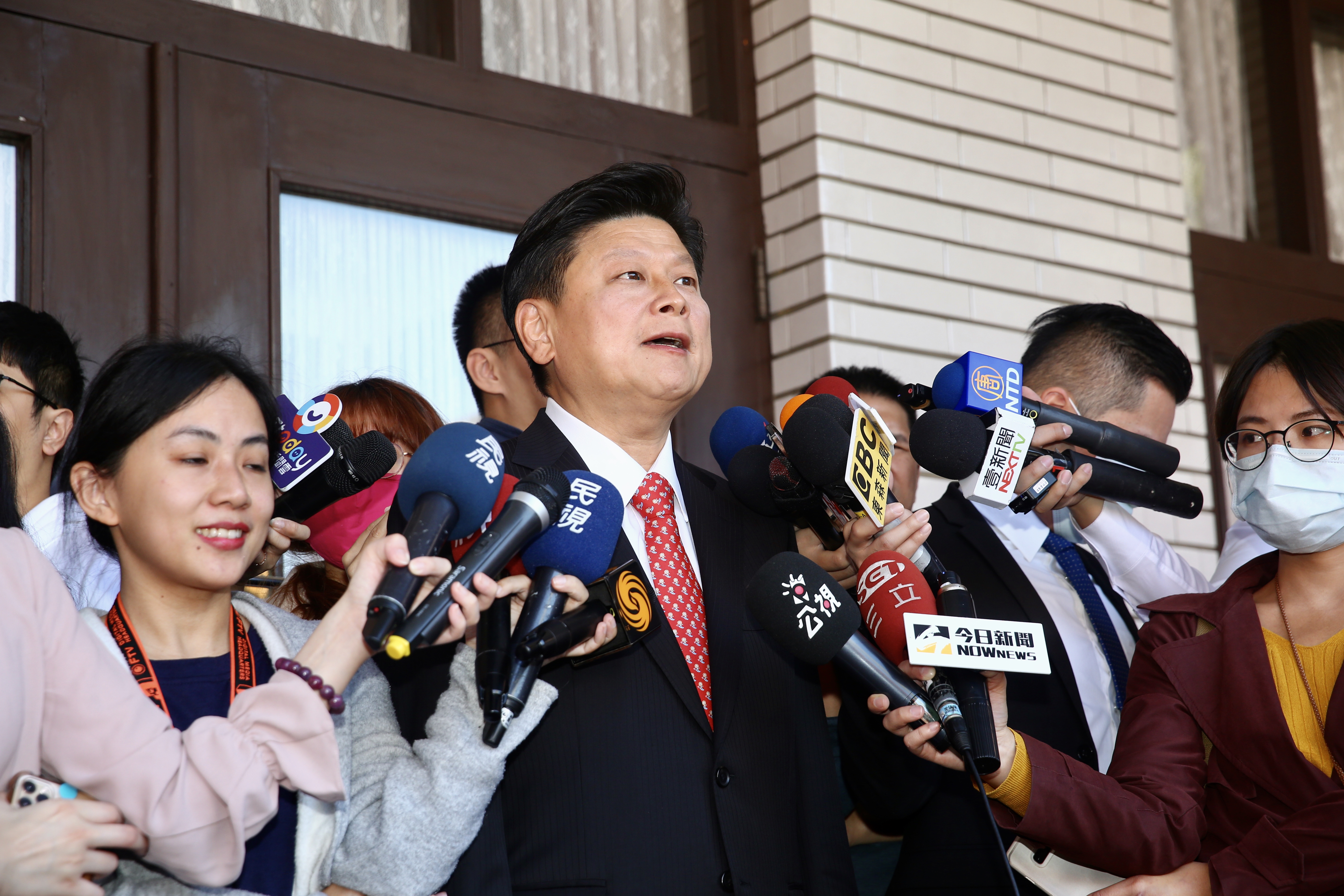 傅崐萁23日在臉書上發文，指前陣子因日子過於忙碌，身體微恙導致開刀住院。