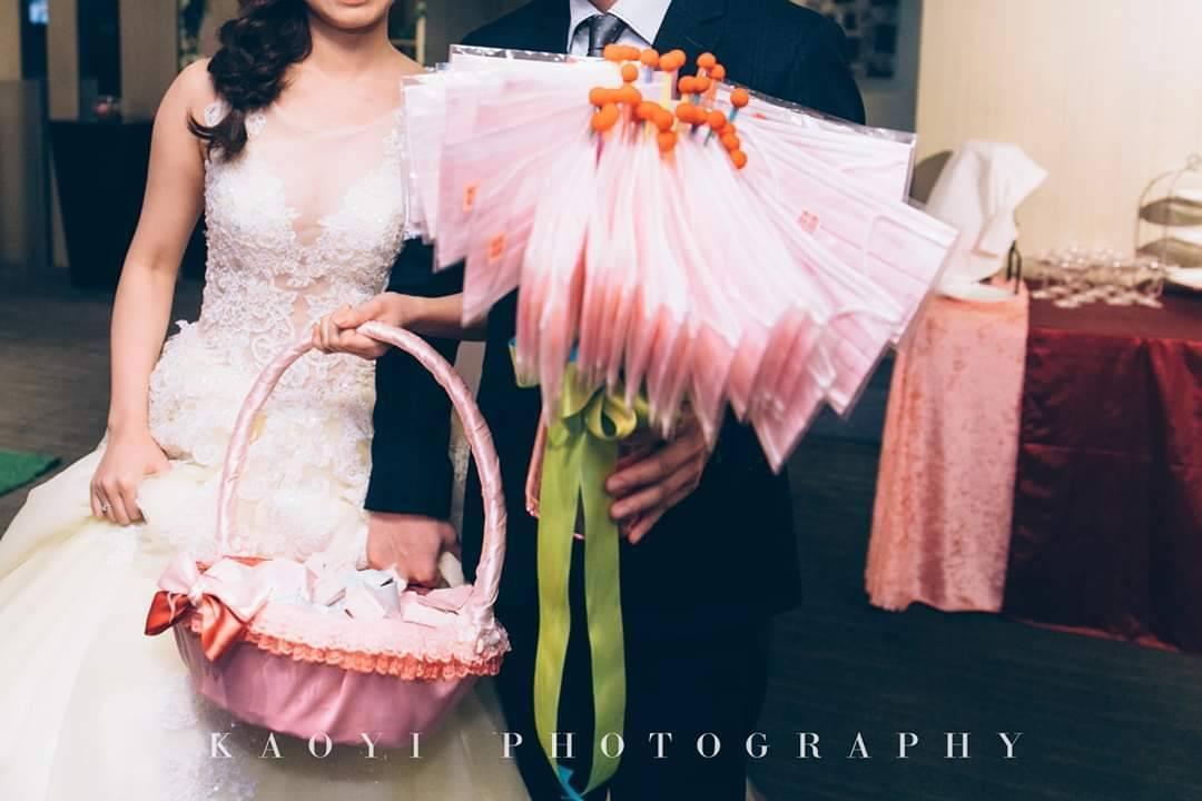 有新人婚禮二進拿「口罩捧花」進場發送。(翻攝自爆廢公社)