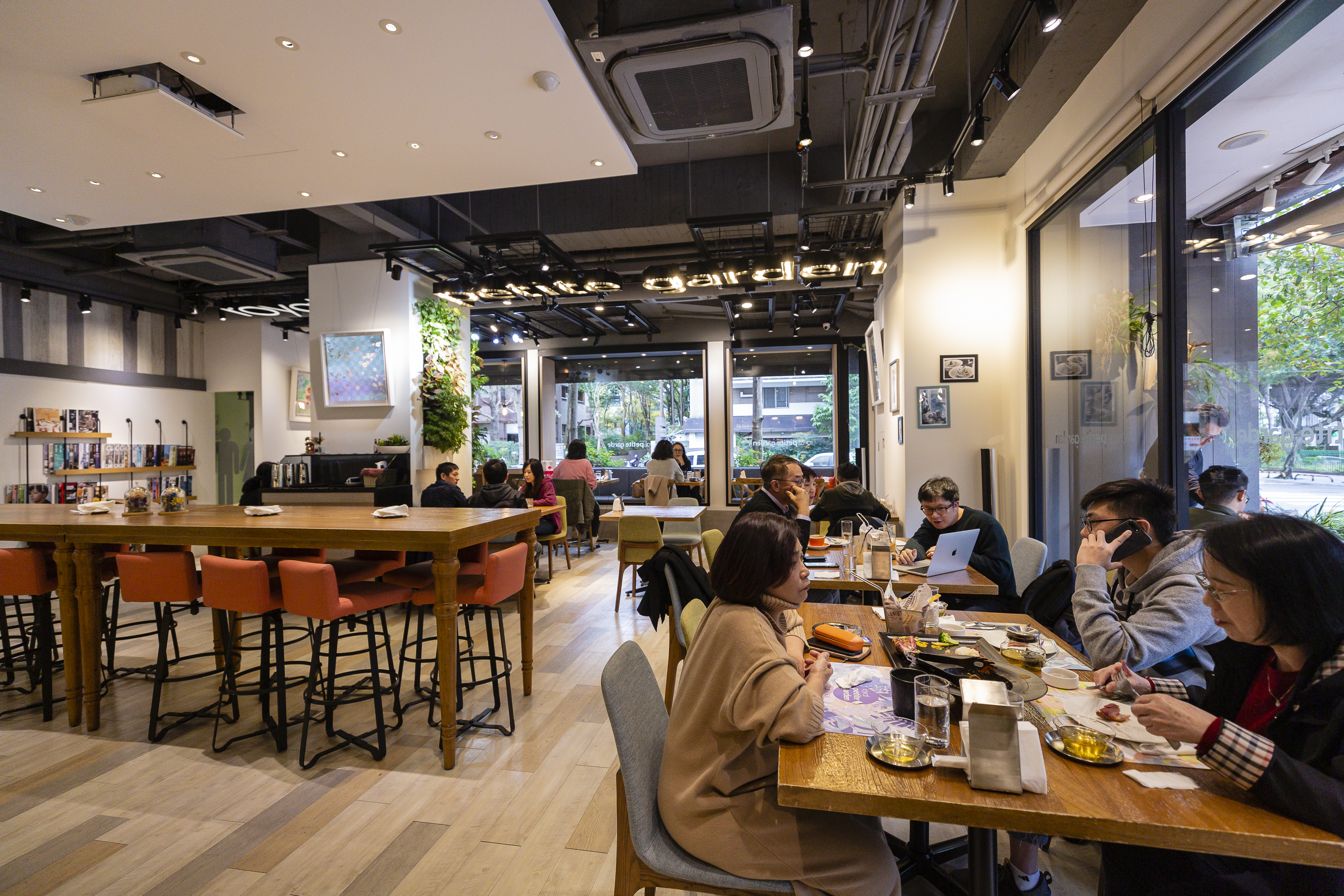 「老爺．小花園」憑著好喝的咖啡及美味餐點，總是吸引許多人到店內消費。