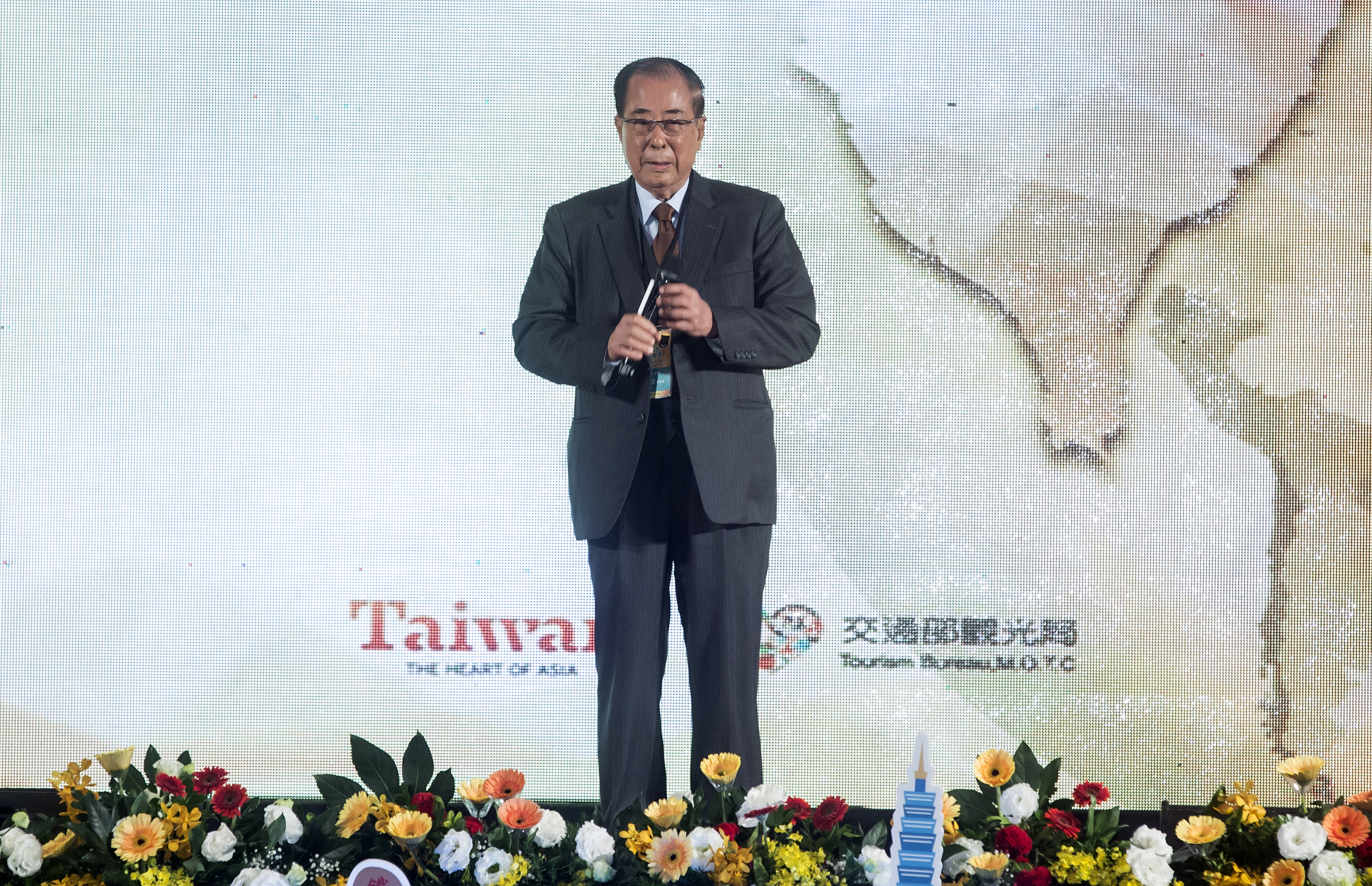 互助營造由林清波、廖萬應合夥成立，曾協助台積電、聯發科建廠。