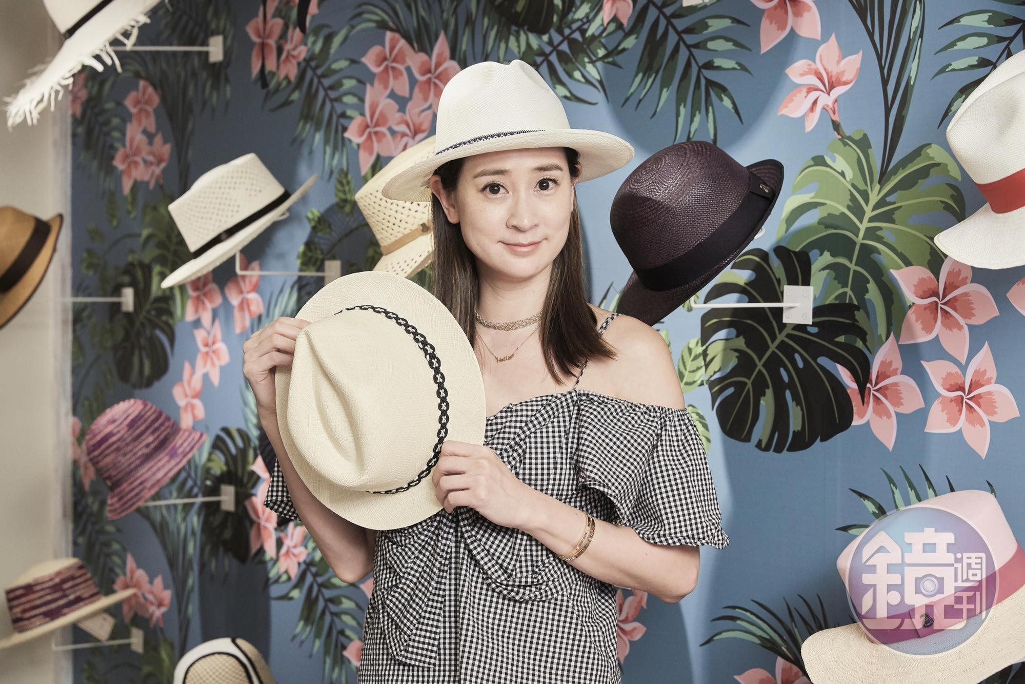 李晶晶目前自己扶養女兒,熱愛工作的她也是事業女強人。