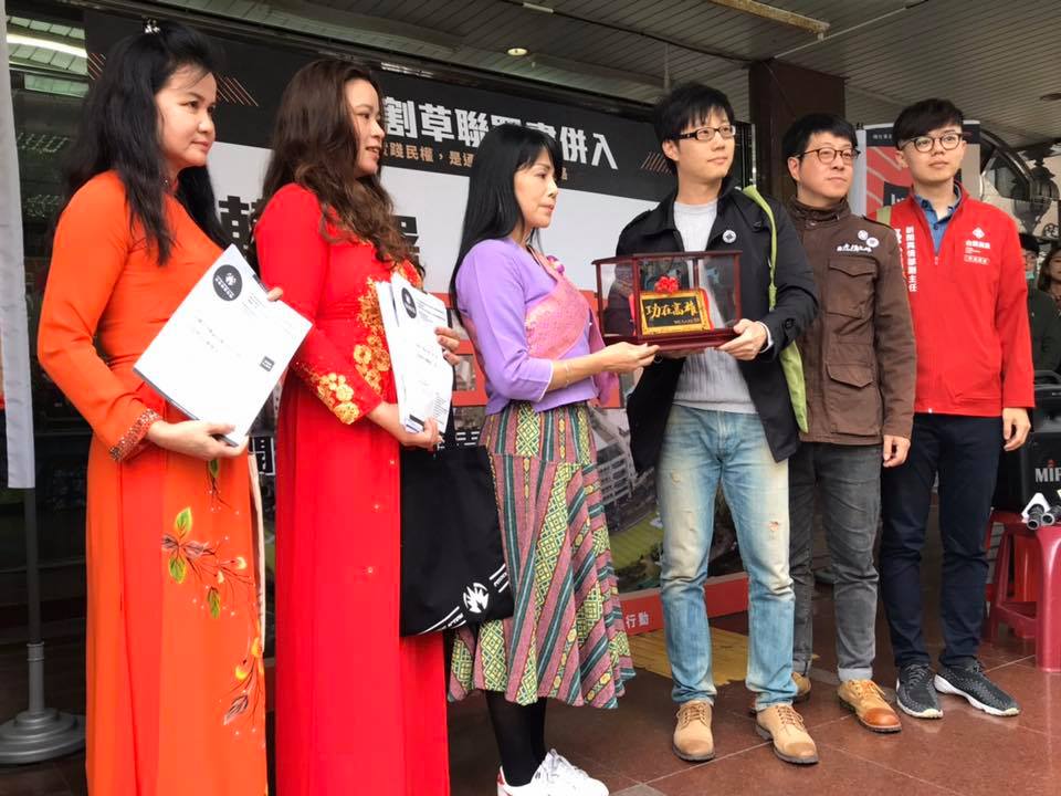 罷韓團體舉辦記者會,宣布二階連署突破51萬份。(翻攝自 Wecare高雄 臉書)