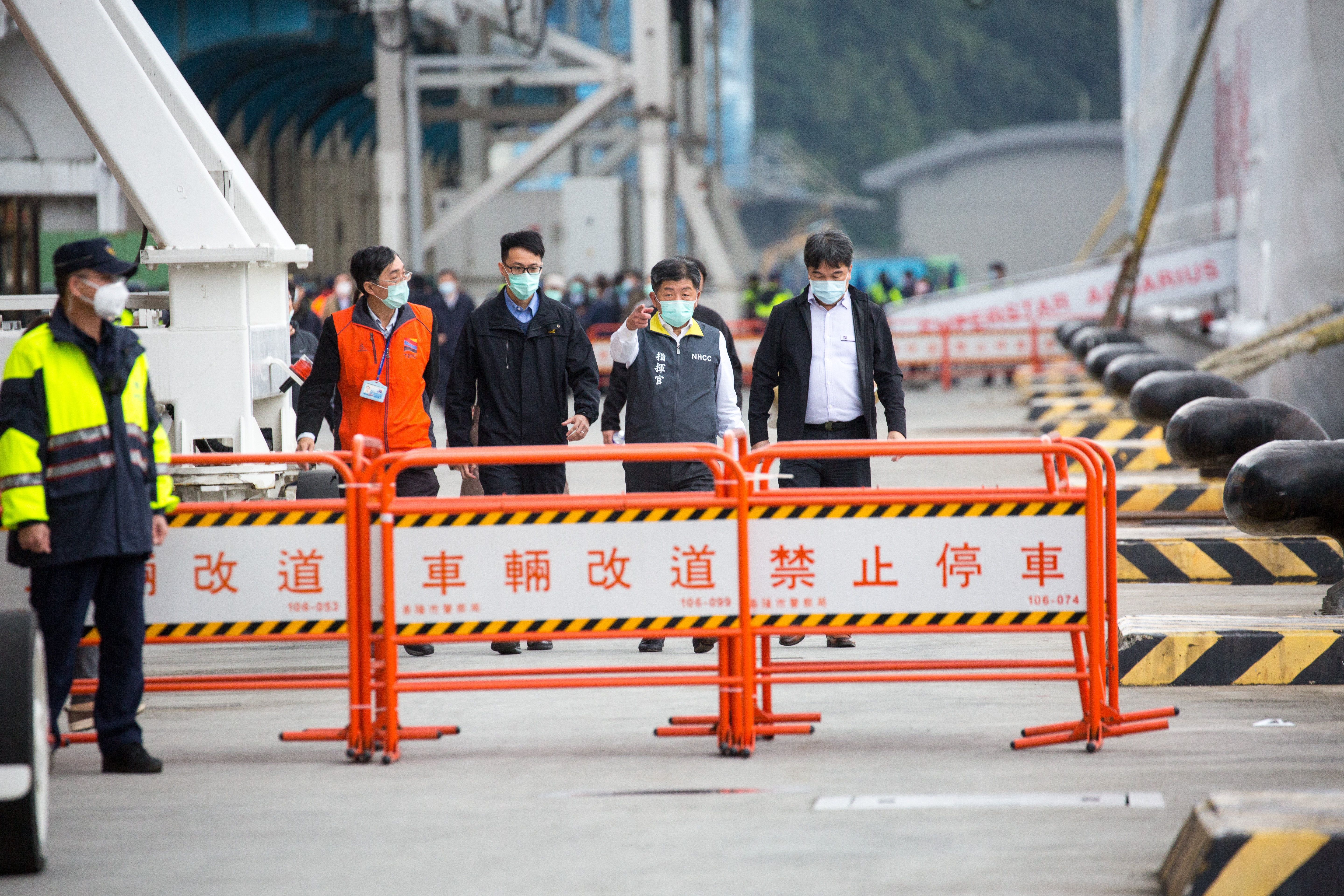 台灣急著滅疫，中國卻頻傳軍機繞台、資訊戰事件；圖為寶瓶星返回基隆港。（本刊資料照）