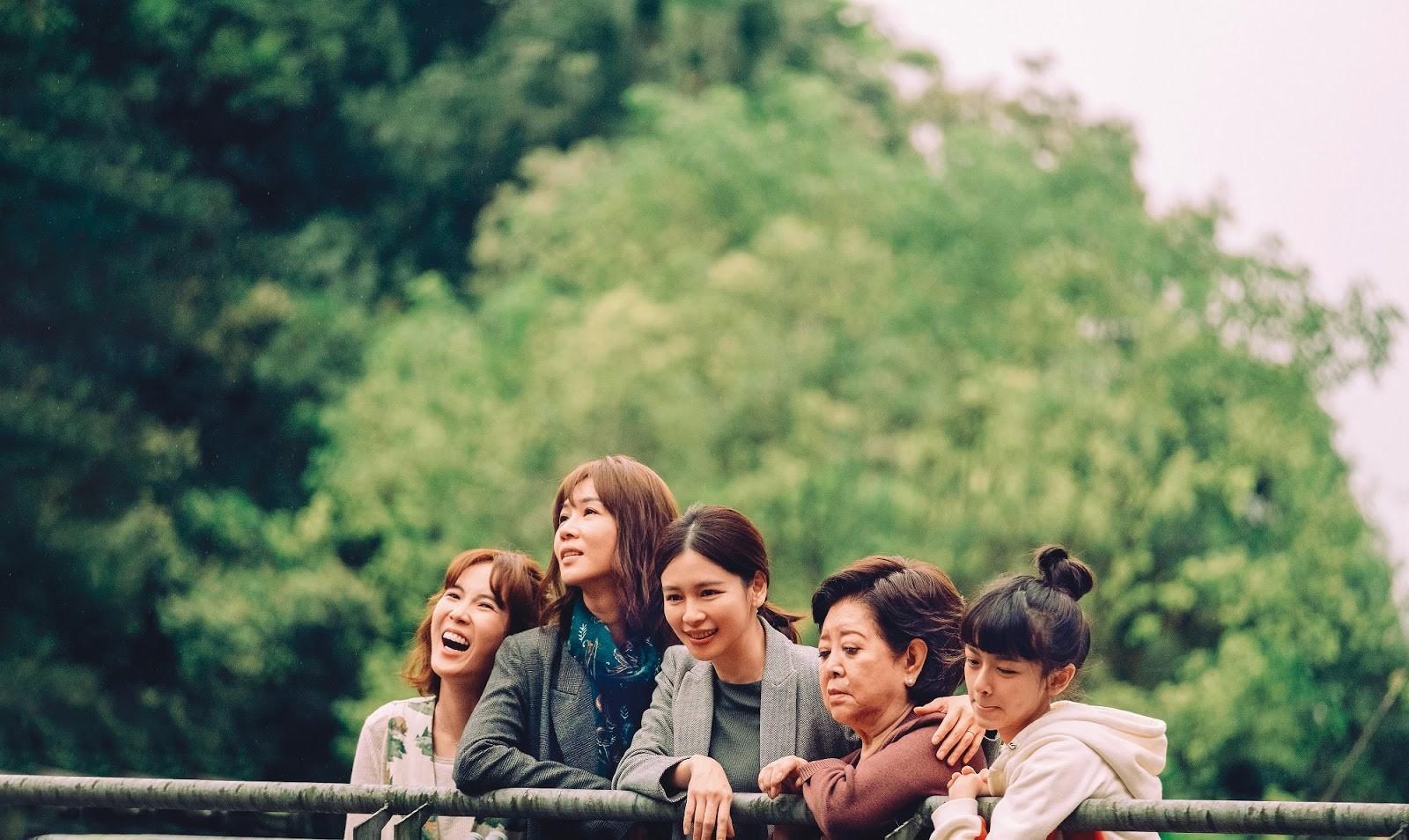 由孫可芳（左起）、謝盈萱、徐若瑄、陳淑芳、陳妍霏主演的電影《孤味》，是伯樂影業成立的首部作品。（威視提供）