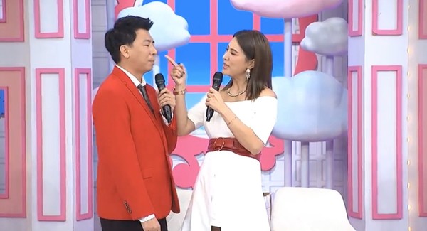 小禎昨（23日）錄完最後一集東森《2分之一強》，今天在臉書貼文，透露要請辭。（東森提供）