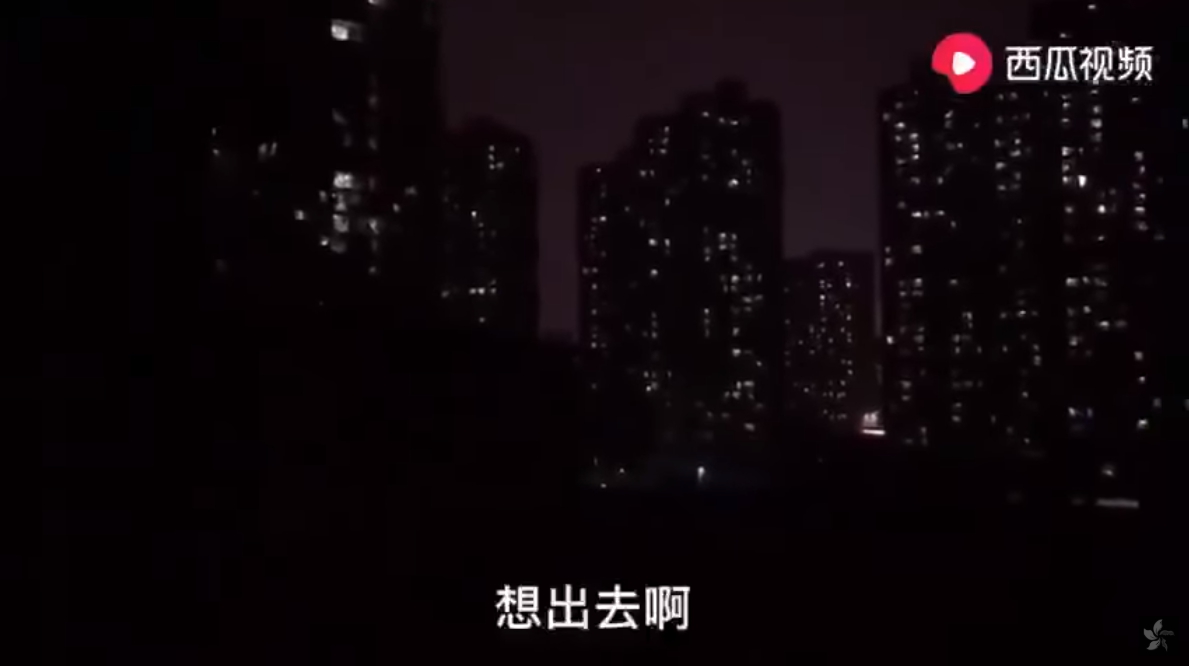 武漢市民晚上在家中發出哀號,渴望解禁。(翻攝自JTV YouTube頻道)