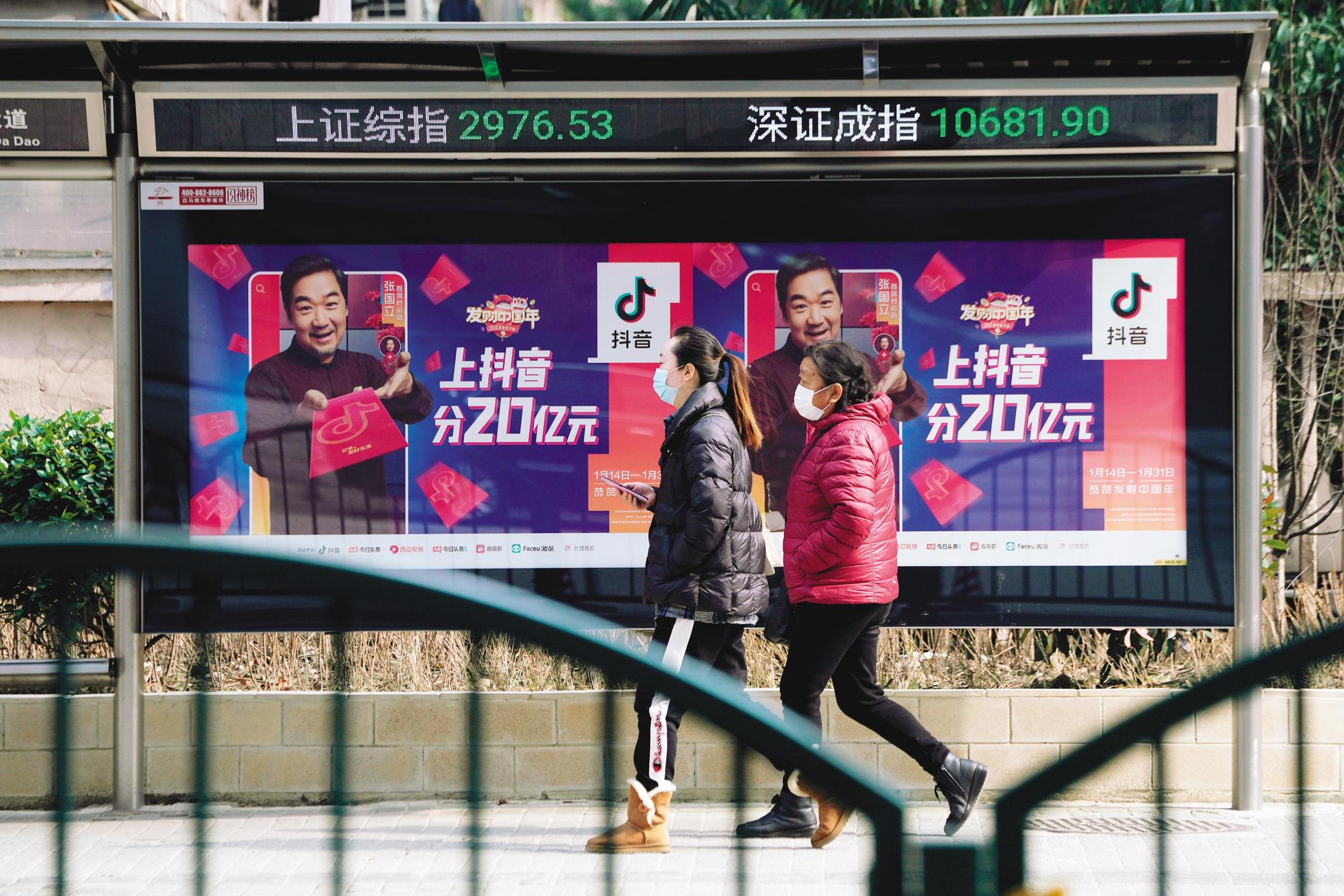 疫情延燒,中國大陸股市大跌一天雖回穩,但後續難預測,定時定額仍是最佳策略。(達志影像)