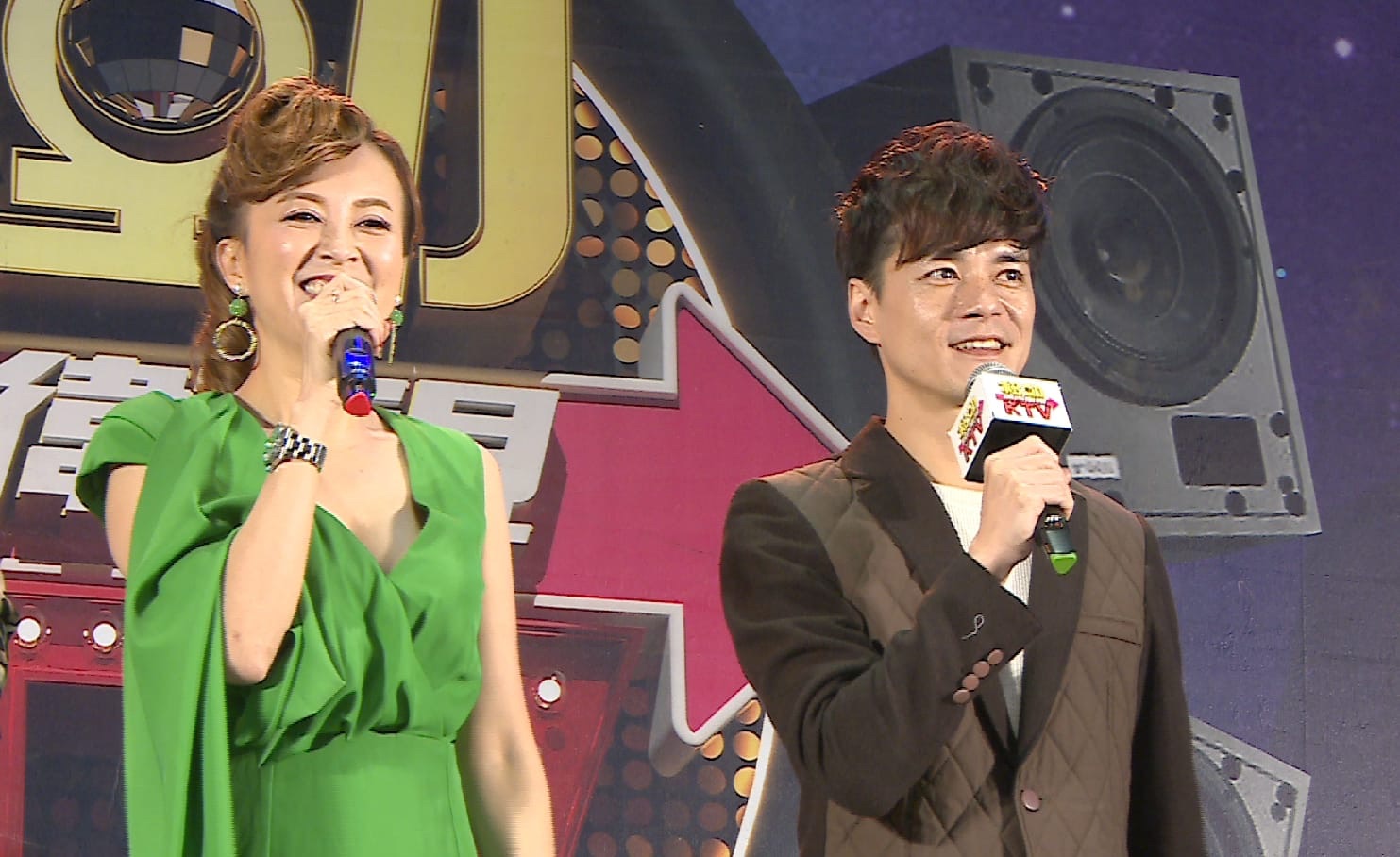 喬幼（左）、鄔兆邦在信吉衛視《移動KTV》合唱情歌，受到各界關注。（信吉衛視提供）