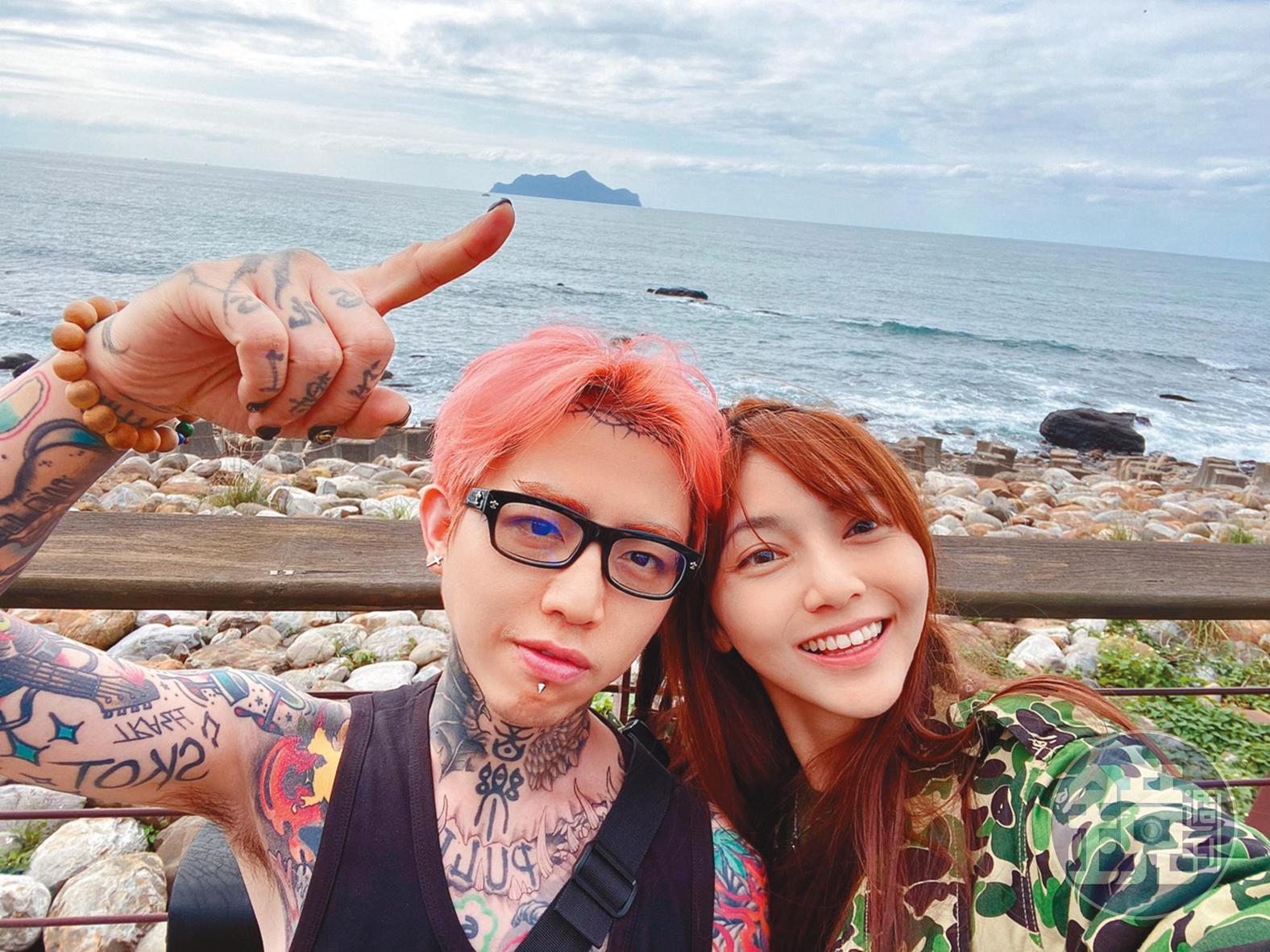 謝和弦和老婆Keanna撕破臉後，即大方認愛莉婭（右），兩人工作時常黏在一起，完全不在乎外人的眼光。（讀者提供）