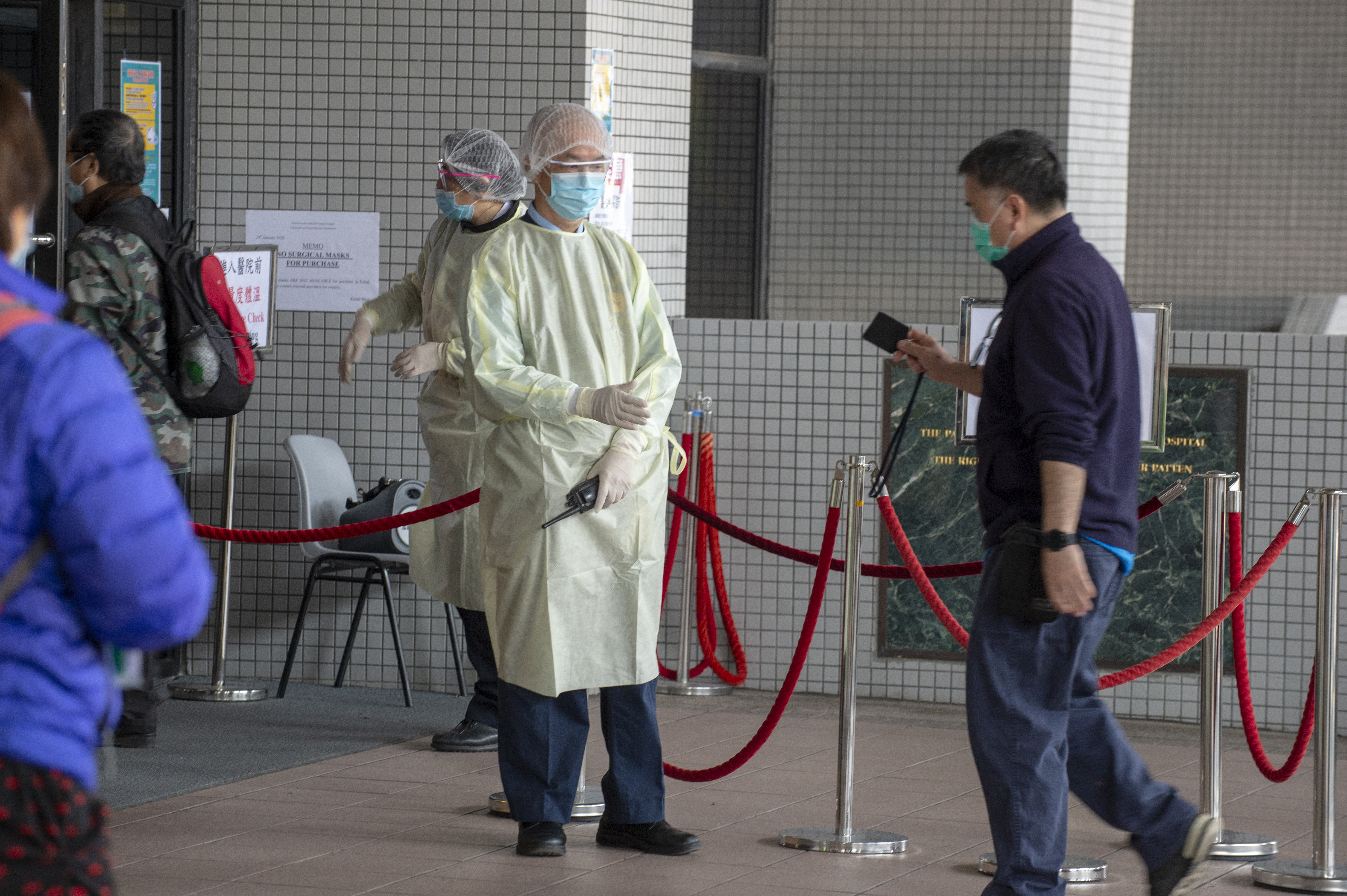 17年前SARS之後，香港的醫療資源幾乎沒有增加，半數的醫生診治9成港人，這次面對新冠肺炎，吃緊的醫護只能嚴陣以待。