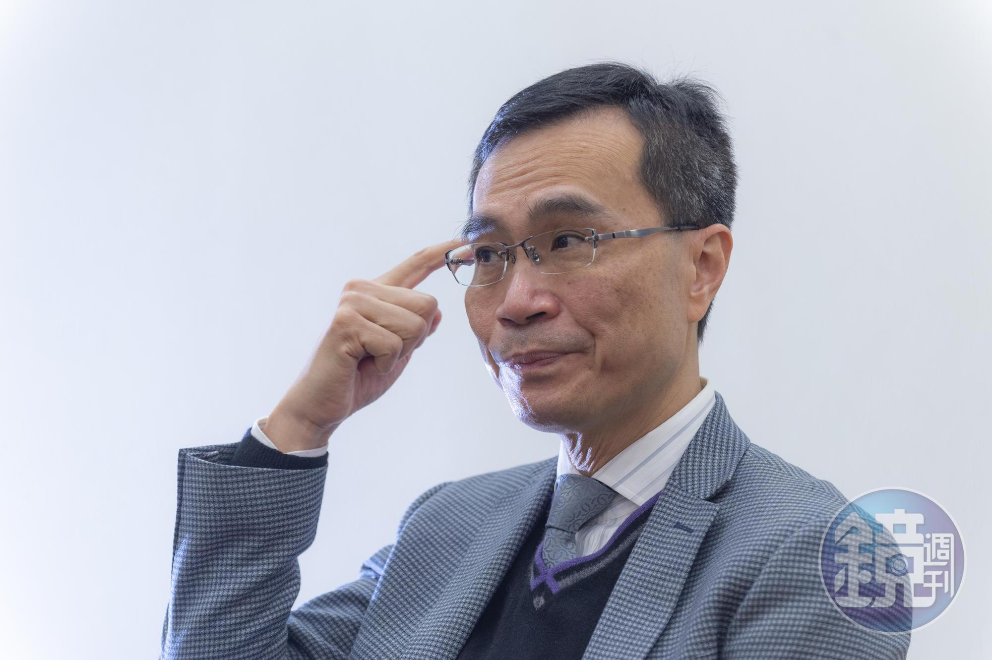 社群媒體發達，讓半真半假的訊息一天之內流傳千里。17年前也曾參與抗SARS的香港「港島東醫院聯網」總監陸志聰一天有三分之一時間在處理假訊息。